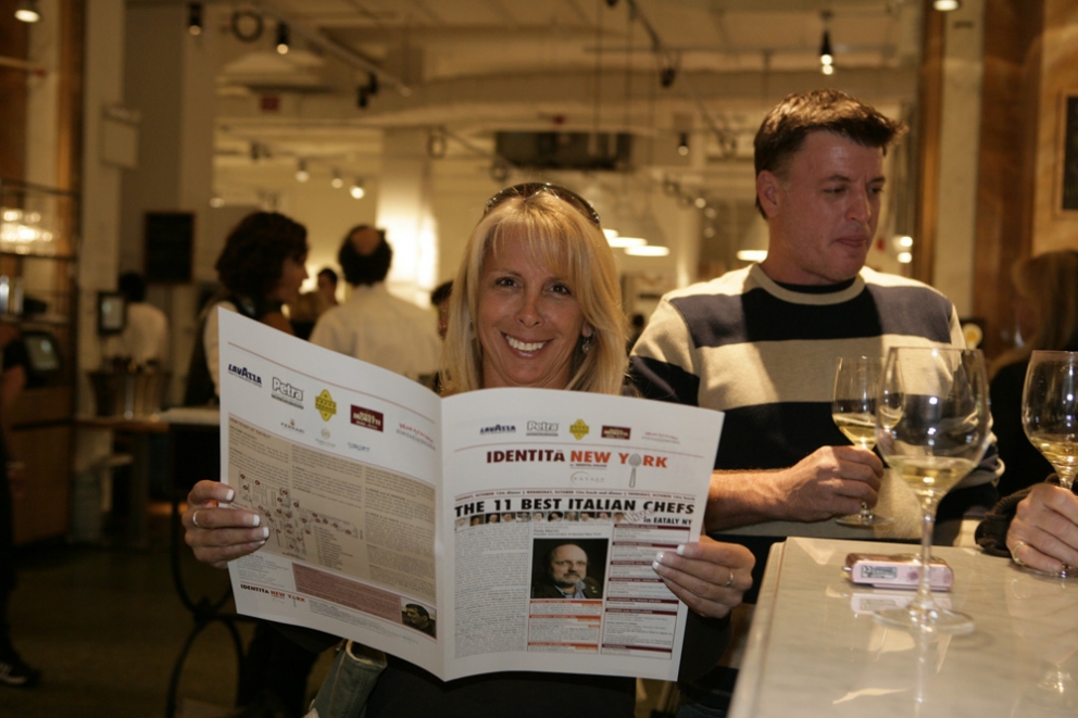 Galleria fotografica






I relatori di Identità New York 2010: da sinistra Gennaro Esposito, Pietro Zito, Emanuele Scarello, Massimo Bottura, Luca Montersino, Cristina Bowerman, Davide Scabin, Moreno Cedroni, Niko Romito, Pino Cuttaia, Ugo Alciati








Lidia Bastianich, Davide Scabin e Paolo Marchi alla conferenza stampa di presentazione Identità New York 2010 nella Piazza di Eataly








Conferenza stampa di presentazione Identità New York 2010 nella Piazza di Eataly





