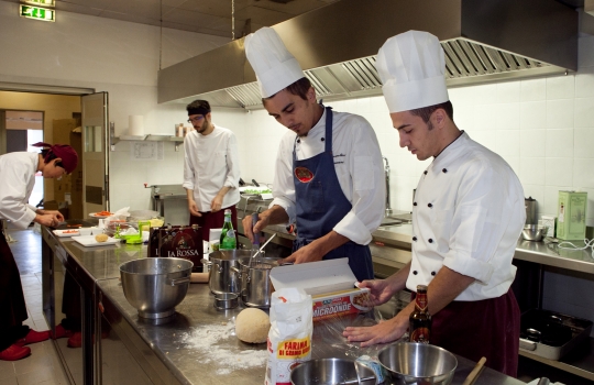 Galleria fotograficaIl Teatro del Gusto, al terzo piano della Citt&agrave; del Gusto del Gambero Rosso a Roma, Il teatro ha ospitato la finale della prima edizione del Premio Birra Moretti Grand Cru.Paolo MarchiFederico de Cesare Viola, giornalista, e Alessandra Medolago, titolare di Cantiere di Comunicazione.Alberto Rini con la sua assistente
&nbsp;La Pasta e fagioli di Alberto Rini
&nbsp;