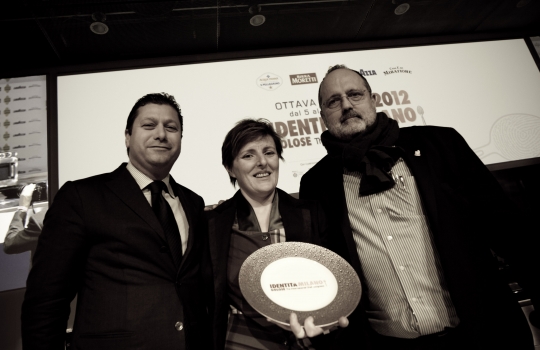 Galleria fotograficaDa sinistra, Massimiliano Alajmo delle Calandre di Rubano (Padova), Corrado Assenza&nbsp;del Caff&egrave; Sicilia di Noto (Siracusa) e Aimo Moroni del Luogo di Aimo e Nadia a MilanoUn sorridente Moreno Cedroni, cuoco della Madonnina del Pescatore di Senigallia (Ancona)A sinistra Paolo Marchi, a destra Claudio Ceroni. I due vertici di Identit&agrave; GoloseRoberto Restelli, a lungo curatore dell'edizione italiana della Guida MichelinLuciana Bianchi, giornalista italo-brasilianaGiuliano Baldessari, sous chef delle Calandre di Rubano,&nbsp;Padova; Alfredo Pratolongo, direttore comunicazione e affari istituzionali Heineken Italia e Paolo MarchiRodrigo Oliveira, cuoco paulista del Mocot&ograve;Pausa caff&egrave; allo spazio LavazzaDa sinistra, il giornalista Stefano Vegliani, il cuoco Carlo Cracco e il suop sous chef Matteo BaronettoMassimo Bottura dell'Osteria Francescana di Modena e Matteo Baronetto del ristorante Cracco di MilanoIl giornalista Gabriele Zanatta con Riccardo Monco e Italo Bassi, chef dell'Enoteca Pinchiorri di FirenzeRoberto ed Enrico (Bobo e Chicco) Cerea del ristorante Da Vittorio di Brusaporto (Bergamo)Alessandra Rotondi, sommelier romana di stanza a New YorkMatteo e Camilla Lunelli di Cantine Ferrari premiano i fratelli CereaGiulia Corradetti di Identit&agrave; Golose e Davide Scabin, chef del Combal.Zero di Rivoli, TorinoPremiati Oleifici Barbera premia Missy Robbins, cuoca americana di A Voce a New York. A destra, Paolo MarchiIl giornalista Andrea PetriniRosita Dassisti e Claudio Ceroni&nbsp;di Magenta BureauDi spalle, Marco Bolasco, direttore editoriale di Slow Food e Paolo Lopriore, cuoco del Canto di SienaChiara Quaglia e Piero Gabrieli di Molino Quaglia premiano il "pizzaiolo" Simone Padoan de I Tigli di San Bonifacio a VeronaMassimo Bottura, Osteria Francescana, ModenaEnzo Vizzari, direttore delle Guida ai Ristoranti Espresso e Paolo MarchiSulla sedia il pastaio Giovanni Assante, a terra il cuoco paulista Alex Atala con la sommelier Alessandra RotondiClaudio Ceroni e Paolo Marchi rendono omaggio ad Alessandra Piazzoni, colonna di Magenta BureauPaolo Marchi stretto tra la collega Livia Chiriotti e l'agronomo di Valhrona&nbsp;Jean-Fran&ccedil;ois DargeinFr&eacute;d&eacute;ric Bau,&nbsp;ma&icirc;tre p&acirc;tissier di ValhronaRen&eacute; Redzepi, chef del Noma di CopenaghenLa giornalista Livia Chiriotti con Luca Lacalamita, giovane pasticcere dell'Enoteca Pinchiorri di FirenzeHeinz Beck, chef della Pergola di RomaPaolo Marchi premia Missy Robbins e Claudio Sadler del ristorante Sadler di MilanoLe formule di Niko Romito, chef del ristorante Reale di Castel di Sangro (Chieti)Marchi con Paolo Donei del Malga Panna di TrentoGiovanni Minetti di Casa E. Mirafiore (a destra) consegna ad Alessandro Gilmozzi del Molin di Cavalese il premio di Artigiano della GolaAlfio Ghezzi della Locanda Margon di TrentoLa giornalista e scrittrice Alessandra Meldolesi