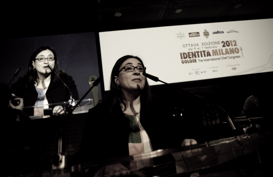 Galleria fotograficaDa sinistra, Massimiliano Alajmo delle Calandre di Rubano (Padova), Corrado Assenza&nbsp;del Caff&egrave; Sicilia di Noto (Siracusa) e Aimo Moroni del Luogo di Aimo e Nadia a MilanoUn sorridente Moreno Cedroni, cuoco della Madonnina del Pescatore di Senigallia (Ancona)A sinistra Paolo Marchi, a destra Claudio Ceroni. I due vertici di Identit&agrave; GoloseRoberto Restelli, a lungo curatore dell'edizione italiana della Guida Michelin