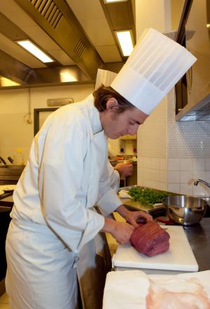 Galleria fotograficaIl Teatro del Gusto, al terzo piano della Citt&agrave; del Gusto del Gambero Rosso a Roma, Il teatro ha ospitato la finale della prima edizione del Premio Birra Moretti Grand Cru.Paolo MarchiFederico de Cesare Viola, giornalista, e Alessandra Medolago, titolare di Cantiere di Comunicazione.Alberto Rini con la sua assistente
&nbsp;La Pasta e fagioli di Alberto Rini
&nbsp;Giovanni Sorrentino con il suo assistente
&nbsp;Il Tiramis&ugrave; di Antonio Cuomo
&nbsp;Baccal&agrave; confit in grasso d'oca con mostarda di zucca al cren e laccatura di Birra Moretti Gran Cru di Daniele Zennaro
&nbsp;