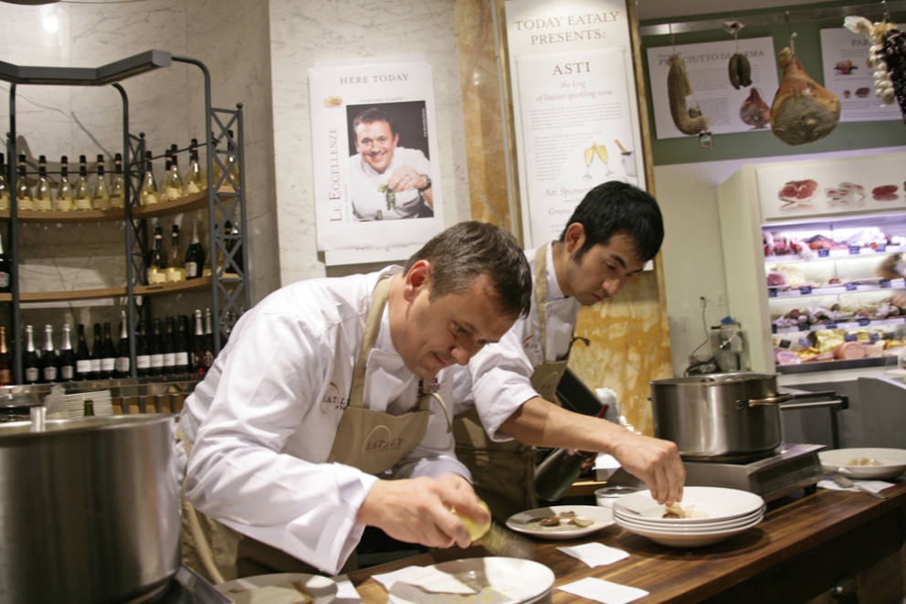 Galleria fotografica






I relatori di Identità New York 2010: da sinistra Gennaro Esposito, Pietro Zito, Emanuele Scarello, Massimo Bottura, Luca Montersino, Cristina Bowerman, Davide Scabin, Moreno Cedroni, Niko Romito, Pino Cuttaia, Ugo Alciati








Lidia Bastianich, Davide Scabin e Paolo Marchi alla conferenza stampa di presentazione Identità New York 2010 nella Piazza di Eataly








Conferenza stampa di presentazione Identità New York 2010 nella Piazza di Eataly








Identità New York 2010








Emanuele Scarello alla conferenza stampa di presentazione Identità New York 2010





