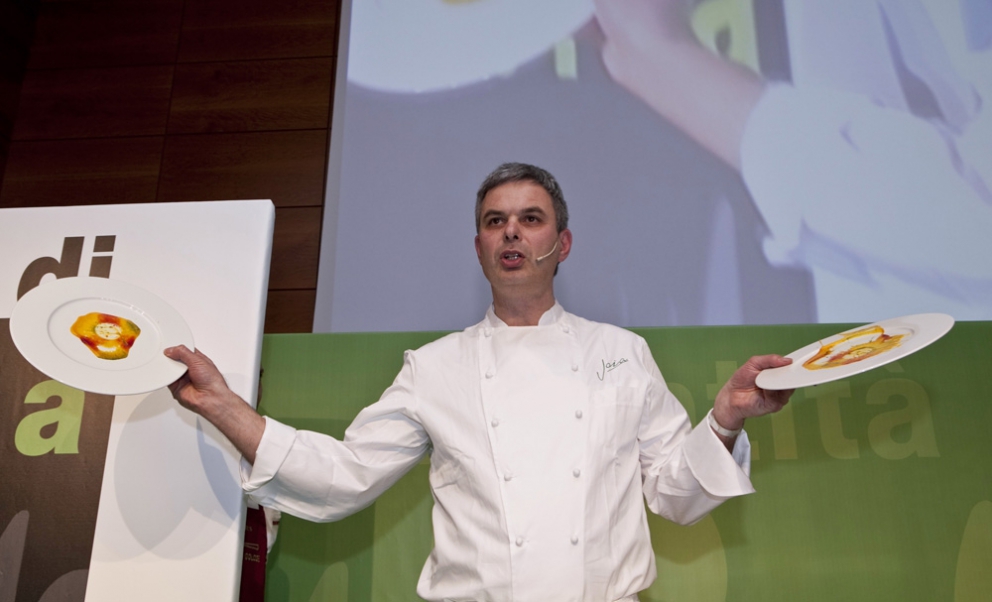Galleria fotografica






Identità di libertà 2010 - Preparazioni








Identità di libertà 2010 - Il palco








Identità di libertà 2010 - Pietro Zito, chef del ristorante Antichi Sapori a Montegrosso d'Andria (Barletta-Andria-Trani)








Identità di libertà 2010 - Massimo Bottura sul palco





