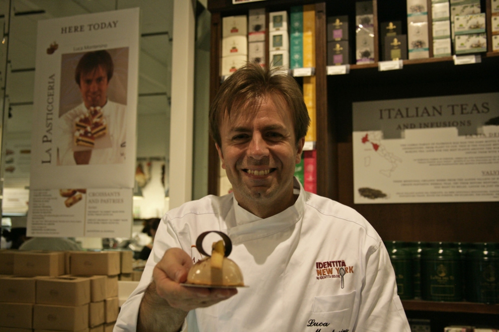 Galleria fotografica






I relatori di Identità New York 2010: da sinistra Gennaro Esposito, Pietro Zito, Emanuele Scarello, Massimo Bottura, Luca Montersino, Cristina Bowerman, Davide Scabin, Moreno Cedroni, Niko Romito, Pino Cuttaia, Ugo Alciati








Lidia Bastianich, Davide Scabin e Paolo Marchi alla conferenza stampa di presentazione Identità New York 2010 nella Piazza di Eataly








Conferenza stampa di presentazione Identità New York 2010 nella Piazza di Eataly








Identità New York 2010








Emanuele Scarello alla conferenza stampa di presentazione Identità New York 2010








Emanuele Scarello e Tatsuya Iwasaki al Corner delle Eccellenze





