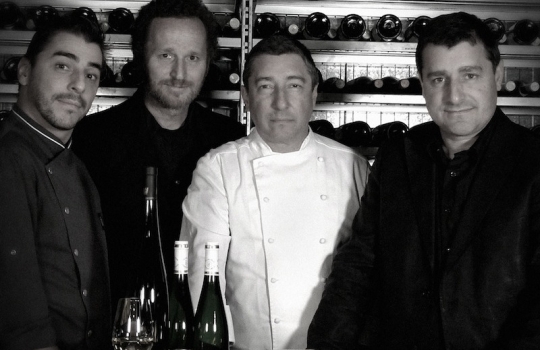 Galleria fotografica






Le prove generali








Prove del primo atto: al centro, il Bonsai di pica-pica


















Comincia la nostra esperienza: occhio all'indirizzo del centro Arts Santa Monica








Fuori staziona il van di Girona con tutto il nécessaire commestibile








Dentro, la targa coi ringraziamenti a tutti coloro che hanno lavorato al progetto








Per arrivare al set dell'opera si attraversa una mostra che proietta in oblò teaser coi motivi anticipatori di quel che troveremo dentro








Un altro teaser








Il set prima delle trasmissioni













Si parte








Una spirale ci introduce al viaggio








Al centro del tavolo, nascosto tra bonsai (un classico rochiano), pica-pica di bon bon rappresentativi di vari paesi: cevice peruviano, guacamole messicano, cous-cous marocchino...








Commensali spiazzati








Il sogno ha inizio: l'atto primo mette in tavola la Luna, sfere di tartufo bianco e nero con distillato terrestre








Intorno, un video di Franc Aleu, le musiche di Luca Francesconi e il tableware di Taller Luesma Vega








La luna








Atto secondo: lo spazio








Piatto dello spazio: aria di fichi di Cap de Creus








C'è un calice diverso per ogni atto: si passa dal cava agli champagne, dall'Armagnac ai Rioja a semplici gocce di distillati, versati anche sulla mano








Intorno, un altro splendido 3D di Franc Aleu, con le musiche di Sergi Caballero, Pedro Alcade








E' l'ofiuco, il tredicesimo segno zodiacale, tema del terzo atto













Atto quarto: Under the Sea, il set  diventa uno scenario sottomarino (vedi video 1)













E a tavola arriva una composizione golosissima di piatti di mare, servita in sculture di Pere Gifre e Dani Molina: vellutata di ricci grigliati, anemoni impanati, parmentier di octopus, marinata di frutti di mare e cirripedi













Tra un atto e l'altro, la voce calma di Josep Roca


















Atto Quinto, il Giardino delle Esperidi, dal sapore orientale: nel piatto, un fiore Mandala con limone, curry, bietole, mango, cocco, finocchio, yogurt, cannella, cardamomo, menta, zenzero, pepe, fiori, carciofi e agnello













Atto Sesto: il Corteggiamento













Motivi Yin Yang ovunque: nelle musiche di Albert Guinovart, nei video di Franc Aleu. E nel piatto dei Roca: Ostriche marinate in sherry Palo Cortado, salsa di ostriche, aglio bianco e nero








Ci si prepara ai fuochi d'artificio del settimo atto. I 12 camerieri si avvertono appena, se non quando illuminati dalle scenografie








Atto sette: i piatti sono creazioni ispirate ai fossili di Roos Van de Velde








Dopo la mela candita, tema dell'ottavo atto, l'opera assume i toni ancora più foschi nel nono, la Guerra: Royale d'oca con gocce di sangue di bietola. Le musiche di Wolfgang Mitterer e le immagini di Franc Aleu si fanno cruente (vedi video 2)








Atto Dieci: Misericordia/Morte








Spuma di patate viola, bon bon di gelato di genziana, midollo di vitello, rabarbaro con caviale e funghi trombette della morte. Attorno, fumi d'incenso di Artemisia








Dopo la Gloria (undicesimo atto, il piatto che respira del video 3) approdiamo rapidi alla chiusura del dodicesimo anno (il Risveglio della primavera)








Tutti vorrebbero ricominciasse








Amuse-bouche
Il Bonsai di pica-pica








Preludio
Brodo vegetale cotto in bassa temperatura con parole scritte








Atto 1 - Il Sogno comincia
La luna: sfere di tartufo bianco e nero con distillato di terra








Atto 2 - Lo spazio
Aria (essenza) di fichi di cactus di Cap de Creus








Atto 3 - Ofiuco
Serpente di anguilla affumicata








Atto 3 - Sotto il mare
Vellutata di ricci di mare grigliati








Atto 4 - Sotto il mare
Gamberi grigliati con teste di scampo








Atto 5 - Il Giardino delle Esperidi
 Fiore Mandala con limone, curry, bietole, mango, cocco, finocchio, yogurt, cannella, cardamomo, menta, zenzero, pepe, fiori, carciofi e agnello
 








Atto 6 - Il Corteggiamento
Ostriche marinate in sherry Palo Cortado, salsa di ostriche, aglio bianco e nero
 








Atto 7 - Carnalità
Salsa di mole, rose grigliate, sugo di piccione e petto di gallina su un piatto a forma di rosa con gocce di acqua di rose








Atto 8 - Devastazione/La Mela
Mela caramellata soffiata ripiena di spuma e dadini di mela grigliata e sobrassada








Atto 9 - Guerra
Royale d'oca con gocce di sangue di bietola
 








Atto 10 - Misericordia/Morte
Spuma di patate viola, bon bon di gelato di genziana, midollo di vitello, rabarbaro con caviale e funghi trombette della morte. Attorno, fumi d'incenso di Artemisia
 








Atto 11 - La Gloria
Piatto che respira: purea di cocco, gelato al lievito naturale, lychee freschi disidratati, cioccolato caramellato e meringhe acide








Atto 12 - Il Risveglio/la dolce primavera
Zucchero filato, fiori e miele, dolcetti e farfalle





