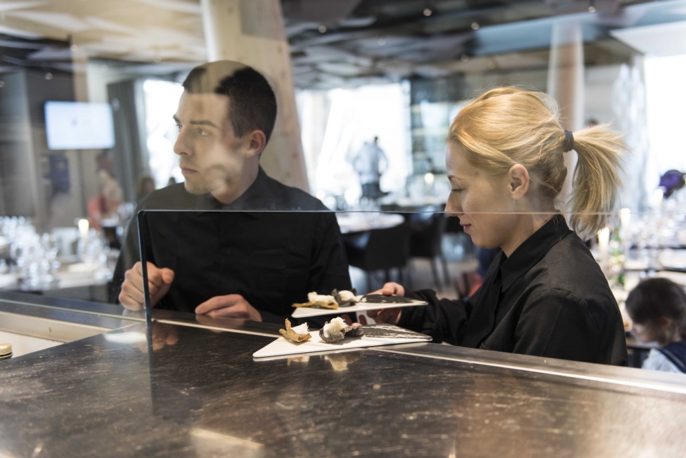 Galleria fotografica






Andrea Ribaldone dà indicazioni alla squadra








In posa








Briefing prima del serivizio








Con Ugo Alciati








Viviana Varese spiega i piatti ai camerieri








Riunione con Anthony Genovese























Con Carlo Cracco




















