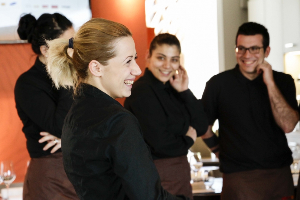 Galleria fotografica






Andrea Ribaldone dà indicazioni alla squadra








In posa








Briefing prima del serivizio








Con Ugo Alciati








Viviana Varese spiega i piatti ai camerieri








Riunione con Anthony Genovese










