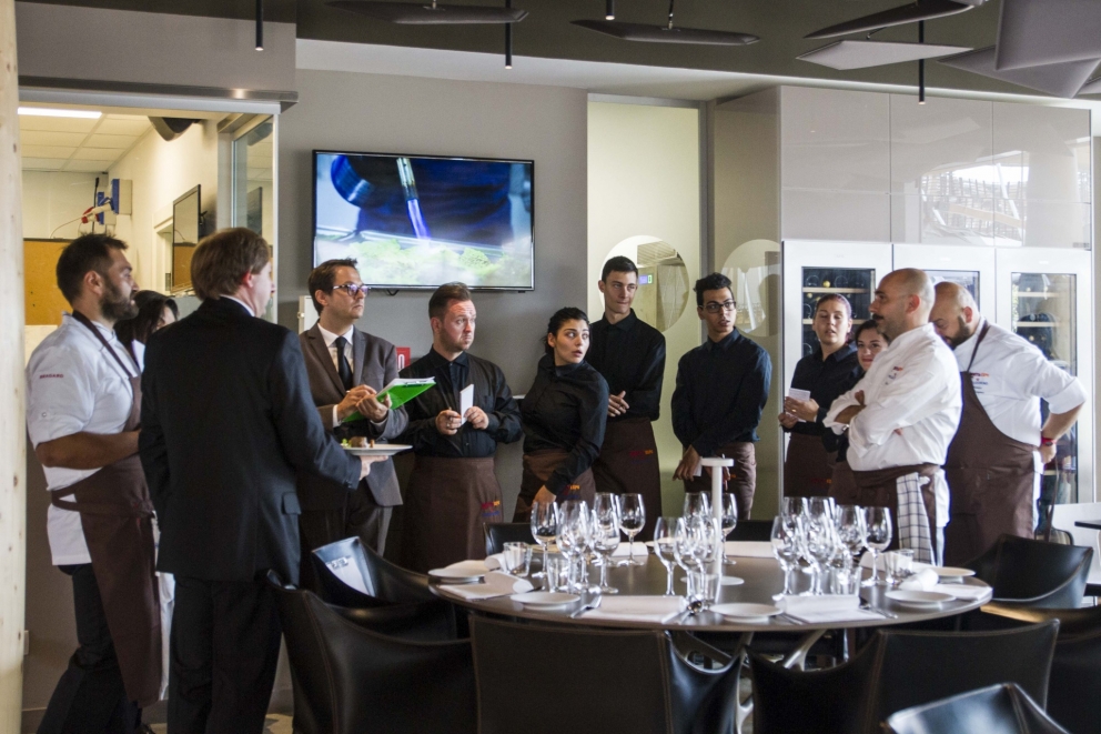 Galleria fotografica






Andrea Ribaldone dà indicazioni alla squadra








In posa








Briefing prima del serivizio








Con Ugo Alciati








Viviana Varese spiega i piatti ai camerieri





