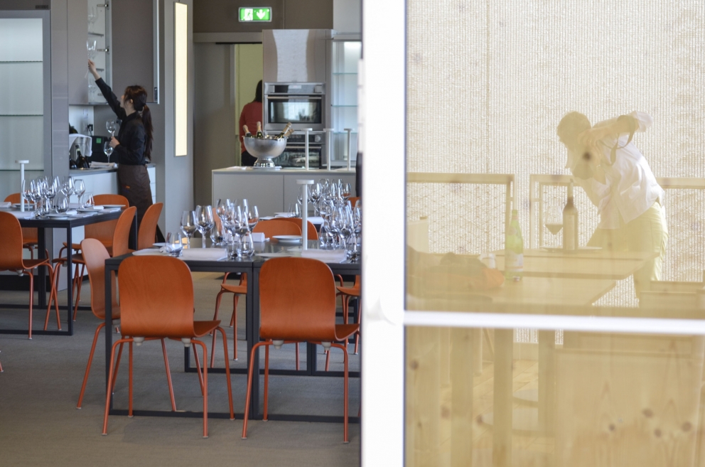 Galleria fotografica






Andrea Ribaldone dà indicazioni alla squadra








In posa








Briefing prima del serivizio








Con Ugo Alciati








Viviana Varese spiega i piatti ai camerieri








Riunione con Anthony Genovese





