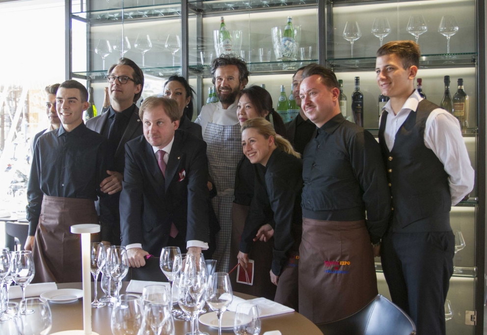 Galleria fotografica






Andrea Ribaldone dà indicazioni alla squadra








In posa








Briefing prima del serivizio








Con Ugo Alciati








Viviana Varese spiega i piatti ai camerieri








Riunione con Anthony Genovese




















