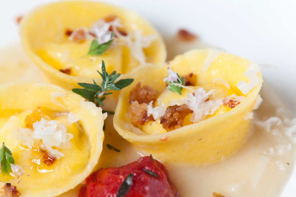 Galleria fotografica






Giuseppe Causarano, Locanda Gulfi, Chiaramonte Gulfi (Ragusa)

Palamita affumicata con foglie di vite, melagrana e azzeruole - Il piatto nasce dalle escursione sul letto del fiume Irminio, territorio sconosciuto e incontaminato che si addentra tra i Monti Iblei e sfocia a Donnalucata, dove poter raccogliere frutti, fiori e erbe selvatiche. Racconta la biodiversità di una terra fantastica come la Sicilia, lavorando uno dei pesci cosiddetti "poveri" come la palamita utilizzando dei prodotti dimenticati come le azzeruole. Il supporto del piatto disegnato da me e realizzato da un artigiano di Modica Giovanni Cerruto ricorda i ciottoli del fiume Irminio









Pino Cuttaia, La Madia, Licata (Agrigento)

Memoria visiva - E' il mio ricordo in una fetta di tonno rosso di Sicilia. Quando ero piccolo mio nonno, che era un ottimo cuoco, marinava con un po' di limone la paillard di vitello, prima di cuocerla. Faccio lo stesso col tonno, ma non lo cuocio anche se l'aspetto è simile, l'impressione della cottura è data proprio dalla marinatura. Se capita lascio che si trovi nel piatto anche il seme del limone: le mamme non si curavano mai se qualche seme cadeva nel piatto. Così presento la ricetta con una volontà evocativa di una quotidianità familiare, che è vita









Peppe Bonsignore, L’Oste e il Sacrestano, Licata (Agrigento)

Evoluzione di un'insalata di mare - Polpo cotto nel tè verde, seppia intagliata, gambero rosso di Licata il tutto servito su una crema di carote e un caramello di soia ottenuto dalla cottura dei cefalopodi. Ricordo che da bambino odiavo il polpo, fin quando mia mamma non decise di farlo con i sottaceti, dove primeggiava la carota, così iniziai ad assaggiarlo. Da quella memoria sono partito; così ho iniziato a lavorare sull'inserimento della carota. Tutto ebbe inizio nel 2009 e ogni anno modifichiamo la ricetta. Studiamo le cotture, aggiungiamo sempre qualche pesce, l’affumicatura del polpo viene fatta con ramoscelli di rosmarino secchi. La buccia di mandorla dona quel profumo di forno a legna che rievoca le nonne. Insomma oggi, nel 2016, dopo 7 anni, non diciamo mai che è una preparazione perfetta, perché è in continua evoluzione









Emanuele Russo, Le Lumìe, Marsala (Trapani)

Filetto di ombrina cotto a bassa temperatura con olio nuovo e miele di timo - Un piatto che unisce il gusto delicato del pesce alla dolcezza del miele e al piccante olio di Nocellara del Belice (la tradizione del pesce con l'innovazione della cottura a bassa temperatura)









Accursio Craparo, Accursio, Modica (Ragusa)

China su te - E' un divertimento che ammalia la vista prima di sorprendere il gusto: rompendo un bottone di seppia che racchiude il suo nero, restiamo ad ammirare la china che fluttua nel brodo di alghe, zenzero e tè nero, come nell'antica arte giapponese del suminagashi









Peppe Barone con Ninni Radicini, Fattoria delle Torri, Modica (Ragusa)

Sovrapposizioni autunnali di fava e fagiolo - Sovrapporre vuol dire in chiave compositiva la necessità, l'aspirazione di ogni essere umano di elevarsi, spingersi verso il cielo, in alto. D'altra parte congiungere due legumi di capitale importanza dà il senso del lavoro del cuoco, che è quello della sintesi di pensiero. Abbinarli alle erbe spontanee era una necessità oggi quasi obbligatoria. Il cuoco unisce sempre e mai separa









Corrado Assenza, Caffè Sicilia, Noto (Siracusa)

Prima che il sole scaldi - Un ragout di seppie e fave di cacao in salsa di broccolo viola, crema di peperoni grigliati. E poi due fili di ottima pasta. Concepito e realizzato col modo di fare di un pasticcere che lavora sul cibo pescando dolcezze e sapidità, costruendo consistenze e incroci con l'utilizzo di quanto la natura ci offre









Salvatore Vicari, Vicari, Noto (Siracusa)

Quaglia, rapa rossa e mela cotogna - Come in un bozzetto campestre ispirato al territorio di Noto, portiamo nel piatto un intero, piccolo ecosistema, che si muove dalle radici al cielo









Massimo Giaquinta, Cortile Arabo, Pachino (Siracusa)

Ostrica Porca - Da un pensiero "piccante" nasce questo piatto, un’ostrica dal mare alla terra, che racchiude l’eleganza della Sicilia. Tre sensazioni differenti ma inscindibili: passione, profumo e dolcezza. La passione trasposta dall'abbraccio tra ostrica e lardo di maialino nero dei Nebrodi, il profumo esaltato da menta peperita, erba citrica e polvere di arancia siciliana, la dolcezza viene sottolineata dalla confettura di gelso nero. Da gustare in un sol boccone - foto Rossana Brancato









Francesco Scarpulla, Brunaccini, Palermo

Ciacuni di patate e farina di tumminia con sparacelli (broccoletti siciliani), cozze, vongole e aria di mare - I ciacuni, gnocchi di patate simili a piccole “ciache” (ciottoli), rivisitazione di un grande classico della tradizione siciliana; la pasta coi frutti di mare con l’introduzione di un elemento terra, lo sparacello, e il tocco finale dellʼaria di mare, che rendono il piatto creativo e innovativo pur mantenendo i sapori tradizionali









Carmelo Trentacosti, Cuvée du Jour del Villa Igiea, Palermo

Triglia farcita con brunoise di verdurine, guazzetto di gamberi bianchi di nassa, crema di lattuga nostrana, bottarga di caviale Calvisius e cracker mediterraneo – E’ una “triglia in guazzetto”, versione moderna della triglia in umido alla messinese che facciamo in Sicilia









Gioacchino Gaglio, Gagini, Palermo

Baccalà profumato al miele di castagne Meli, ceci neri, germogli piccanti e castagne arrosto - Un piatto che racchiude i sapori e gli aromi della Sicilia d'inverno









Alberto Rizzo, Osteria dei Vespri, Palermo

Filetto di cavallo al ginepro, peperoni, patate, cipolla rossa e alici affumicate - Piatto che sintetizza le ispirazioni della mia cucina a cavallo fra le origini emiliane (la “vecchia di cavallo” della tradizione parmigiana) e le suggestioni del patrimonio di materie prime della ragione in cui sono nato (la Sicilia). Toni morbidi e sapidi che dialogano tra di loro in un connubio che realizza l’incontro intrigante fra mare e terra









Ciccio Sultano, Duomo, Ragusa

Pasta, zucca gialla sicula e mandorla pizzuta con ostrica - Una sublimazione del gusto, che racconta un territorio nell'incontro tra terra e mare









Claudio Ruta, La Fenice del Villa Carlotta, Ragusa

Ravioli di carote, scaglie di bottarga di tonno e brodo di pesce affumicato - Due pensieri. L’armonia perfetta nasce dai contrasti ben riusciti; l’equilibrio dei sapori, la materia prima e il rispetto della tradizione. Racconta un percorso di gusto che parte dalla tradizione per poi esaltare in un raffinato mix di verdure e pesce, l'eccellenza delle materie prime. Delicato ed essenziale









Vincenzo Candiano, Locanda Don Serafino, Ragusa

Filetto di mupa in un mare di verdure invernali - La Food Valley ragusana è così chiamata perché ha la fortuna di godere delle bontà che arrivano dal mare che ne bacia le coste, delle delizie ortofrutticole dalle pianure e vallate, dai generosi altopiani per gli ulivi, fino alle verdi e rigogliose alture più a Nord dei Monti iblei, da dove si cava pure qualche ottimo tartufo.In questa pietanza ho portato alcuni dei protagonisti invernali della tavola ragusana: carciofi, topinambur (patacche), cardo selvatico, broccoli e cavolfiori, bietole selvatiche, porro, tartrufo uncinato, il tutto sporcato, come fosse terra umida, dal “terriccio” di pane al nero di seppia bagnato d’olio extravergine. Li ho messi armoniosamente insieme, baciati dal mare rappresentato dall’acqua di cottura del cavolo rosso. A dominare su tutti la succulenta carne della “mupa”, oppure chiamatela occhione: a ogni forchettata la si potrà gustare con una verdura diversa









Andrea Macca, La Cucina di Donnacarmela, Riposto (Catania)

Pacchero sabbiato ripieno di ricotta, maggiorana e funghi porcini con croccante di ragusano dop - Una versione alternativa della pasta al forno, molto amata dai nostri clienti









Martina Caruso, Signum, Salina (Messina)

Tataki di tonno Alalunga in crosta di cuscus e bottarga, verdure aspre, miele di mandorlo e finocchietto selvatico - Questo piatto è stato pensato l'anno scorso dopo una richiesta della giornalista Roberta Schira per un progetto sul cuscus. Il piatto è stato proposto ad amici e addetti ai lavori durante il 2015 ma senza mai entrare in carta ufficialmente, cosa che intendo fare invece quest'anno, alla riapertura. Mentre facevo un viaggio in Marocco con la mia famiglia ho assaggiato vari tipi di cuscus... Verdure, pesce, carne e infine dolce. Mi sono detta: perché non farne una panatura di un prodotto ittico del mare di Salina, con pochi minuti di cottura in padella e un filo d'olio? Ed eccomi con questo piatto, studiato nella tradizione e dalla ricerca delle materie prime del mio territorio. Con l'aiuto di Filippo Drago dei Molini del Ponte, produttore di grani antichi siciliani nonché di cuscus, ho imparato a incocciare questo prodotto, da cucinare in maniera semplice e tradizionale. Poi ho sentito mia l'esigenza di provare diverse tecniche e abbinamenti alimentari... Salato, acido e dolce, questi tre elementi non dovevano mancare nel piatto, arricchito da consistenze e temperature differenti









Pietro D’Agostino, La Capinera, Taormina (Messina)

Insalata di palamita con patate schiacciate e verdurine all’Eoliana - Ecco, oggi mi esprimo così! E coloro di blu e argento ogni sapore e tutti i profumi di questa tavola. Vi presento l’equilibrata delizia del pesce azzurro di cui è ricco il nostro mare, la mia fantasia e il suo colore; contrasto e amore, delizia e virtù. Eppure il merito e tutto loro: delle verdure, della frutta da agricoltura biologica e dei pesci, così nobilmente vestiti blu sul dorso ed argentei sul ventre. E adesso con garbo e curiosità, deliziatevi di queste pesce, semplice e delicato, nutriente ed equilibrato









Massimo Mantarro, Principe Cerami del San Domenico Palace, Taormina (Messina)

La colazione del contadino nei campi: pane, formaggio e pomodoro - Rappresenta per noi motivo di orgoglio e soddisfazione. Il piatto che è stato scelto quest’anno per molto tempo è già stato in carta al Principe Cerami. Un capolavoro di gusto e di colori, utilizzando materia prima siciliana semplice e allo stesso tempo di eccellenza









Giuseppe Costa, Il Bavaglino, Terrasini (Palermo)

Gamberi crudi, arancia, germogli e pepe di Sichuan - Un classico piatto che incontra i profumi d'Oriente









Roberto Serra, Su Carduleu, Abbasanta (Oristano)

Tortelli di carciofo spinoso sardo, agnello arrostito, fondente di pecorino al profumo di maggiorana. Un'esplorazione del tradizionale abbinamento agnello/carciofi: carciofi cotti in tegame, battuti e insaporiti, chiusi dentro a un tortello di pasta verde; agnello a cubetti, disossato e arrostito in tegame; salsa di pecorino morbido, una sorta di fonduta morbida. Infine foglioline di maggiorana, olio extravergine nuovo e una grattata di pepe









Davide Bonu, Cucina.eat, Cagliari

Fregula, coste e agrumi d'inverno, muggine affumicato, ricotta di pecora. Tradizione che abbraccia i colori ed i sapori vivaci dell'inverno









Luigi Pomata, Luigi Pomata, Cagliari

Fregola. Piatto simbolo della Sardegna, qui al nero di seppia con cavolfiore, gamberi e le sue uova, maggiorana e limone. Ho voluto rivedere un classico come lo spaghetto al nero di seppia,  darle una nota dolce salata con il cavolfiore coltivato vicino al mare, una parte iodata con i gamberi crudi e rinfrescarlo con la buccia di limone. La fregola utilizzata è confezionata a mano ed essicata in forno a legna, cotta come un risotto con l'acqua di cottura del cavolfiore. I gamberi sono tritati a crudo e insaporiti con maggiorana mentre la testa la frullo abattuta con olio evo di Bosa, leggermente fruttato. A fine cottura spolvero con la buccia di limone per dare freschezza al piatto









Roberto Petza, S'Apposentu, Siddi (Medio Campidano)

Passeggiata nell'orto. Un dolce che nasce nel nostro orto: carote, bietole e topinambur (foto Alessandro Congiu)






