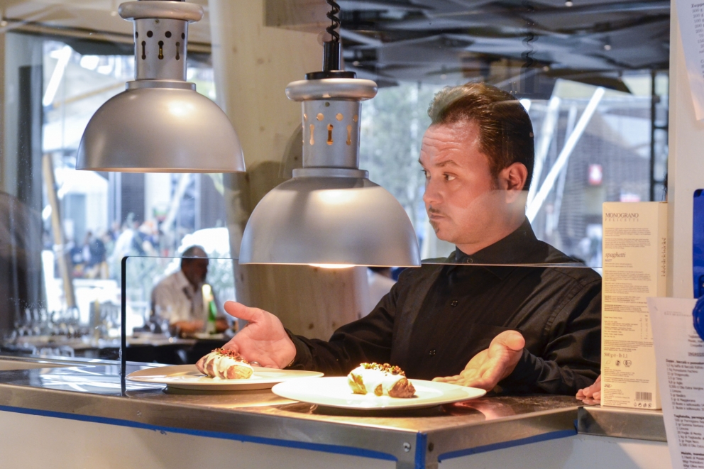 Galleria fotografica






Andrea Ribaldone dà indicazioni alla squadra








In posa








Briefing prima del serivizio








Con Ugo Alciati








Viviana Varese spiega i piatti ai camerieri








Riunione con Anthony Genovese























Con Carlo Cracco










