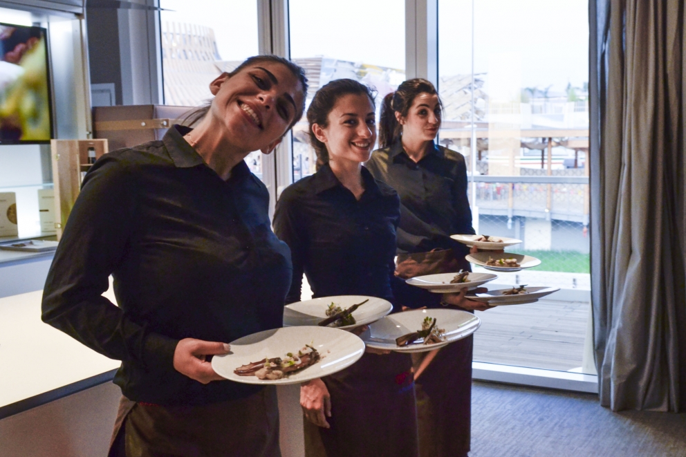 Galleria fotografica






Andrea Ribaldone dà indicazioni alla squadra








In posa








Briefing prima del serivizio








Con Ugo Alciati








Viviana Varese spiega i piatti ai camerieri








Riunione con Anthony Genovese























Con Carlo Cracco





