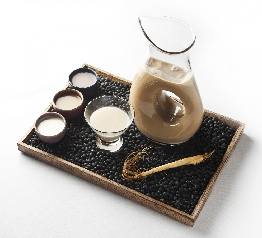 Galleria fotografica






Panoramica dal 32mo piano del Lotte Hotel di Seul. La capitale della Corea del Sud (che i locali pronunciano "sol"), con 10 milioni di abitanti (25 considerando tutta la proncia di Gyeonggi) è tra le città più popolose al mondo








Sfigurata nel Novecento dai Giapponesi (prima parte del secolo) e dalla guerra di Corea (1950-1953), oggi Seul ha un aspetto moderno, piuttosto occidentale








Con decine di milioni di turisti all'anno, Seul è tra le 10 città più visitate al mondo. Nella foto, una delle attrazioni più viste in città: il Dongdaemun Design Plaza, progettato da Zaha Adid e Samoo e completato nel marzo del 2014
 








A passeggio per il quartiere di Myeongdong, molto frequentato anche per l’alta concentrazione di ristoranti








Il viaggio era cominciato bene: tra le opzioni commestibili sui voli di Korean Air c’è proprio una squisita Bibimpap, con tanto di foglietto illustrativo








Bancarelle all’ingresso del mercato Namdaemun, tra i più popolari di Seul. Chiunque può andare e comprare; non occorrono licenze








Namdaemun, trippa a mollo








L’affitto di una bancarella al Namdaemun costa circa 2.000 dollari americani al mese, ma consente un ricavo medio mensile di almeno il doppio








Cozze giganti, molto popolari sulle tavole coreane








I mercati sono sterminati, molto puliti e per nulla caotici








All’interno del mercato, c’è anche un ristorante molto spartano e molto buono. Serve di tutto: hoe (pesce crudo), kimchi (verdure fermentate), guk tang (zuppe), bibimpap…








Baek kimchi: cavolo stufato con rape bianche, pere, prezzemolo coreano. Talvolta è servito anche con le castagne








Scodella di Bibimbap








Uova di quaglia bollite, aglio e edamame








A chiusura del pasto, ecco una bella zuppa fumante (erano le 8 del mattino)








Zuppa di alghe e merluzzo








Mingles, sulla Cheongdam-dong nel quartiere di Gangnam-gu, è l’indirizzo più interessante di cucina coreana contemporanea. L’ha aperto poco più di un anno fa Mingoo Kang, tornato a casa dopo esperienze da Martin Berasategui e da Nobu Bahamas








Mingoo Kang propone un solo menu degustazione da 88.000 won (circa 70 euro). Ognuno dei piatti contiene sempre un elemento fermentato








Mingles esprime un approccio creativo fondato però sulle salse fermentate, pilastro della cucina coreana tradizionale: cho (aceto), gan-jang (salsa di soia), gochu-jang (pasta molto piccante di peperoni rossi, fagioli di soia bolliti e sale), doen-jang (pasta di fagioli di soia), erbe e spezie








Composizione iniziale di amuse bouche. Da sinistra a destra: Polpo, foglia di senape e pasta di aioli fermentata; Gelatina di bacche omija, zuppetta di asparagi bianchi, mirtilli e spuma di aceto nero e Pera arrotolata nella sogliola (salsa di gochu jang marinata nello yuzu), uva e peperoncino








Sandwich di fegato di rana pescatrice in sfoglia di miele su chip di funghi








Insalata di noodle di riso con senape coreana, spuma di tofu, alghe marinate, abalone e aragosta








Torchon di foie gras marinato nel doen jang (pasta di fagioli di soia), vino di prugne dorate corane e kimchi bianco








Branzino al vapore con calamari mignon brasati in cima e alga combu, brodo di alghe, granchio e kimchi bianco








Cracker di alghe e tapioca con polvere di tartufo, uova di salmone, melanzana e purea di mango








Noodle di umami (capelli d’angelo, pasta di alghe e inchiostro di seppia), brodo di pollo e pesce, spuma di lemongrass, ricci di mare, ostriche fritte e gambero








Per dessert, Crème brulee di jang tro, pican di gan-jang, gochu-jang, gelato alla vaniglia e spuma di whisky








La squadra del ristorante Mingles fa festa a fine cena coi colleghi dell’Osteria Francescana. Al centro, Massimo Bottura, presenza illustre del Seoul Gourmet Festival (leggi qui)








Al centro, Vivian Han, patron del ristorante Congdu, uno dei più quotati in città, il posto ideale esperire la doppia anima della cucina coreana, tra la tradizione e una avanguardia moderata. Con lei si riconoscono lo chef Hwan Eui Lee e Chris Kwon, regista di sala (foto David Rosengarten)








The bella veranda del ristorante Congdu, indirizzo 116-1 Deoksu Palace








Spalla di maiale Jeju cotta in bassa temperatura per 48 ore con gimchi invecchiato








Carpaccio di manzo con 3 tipi di salsa di soia stagionata, caviale e insalata di fiori





