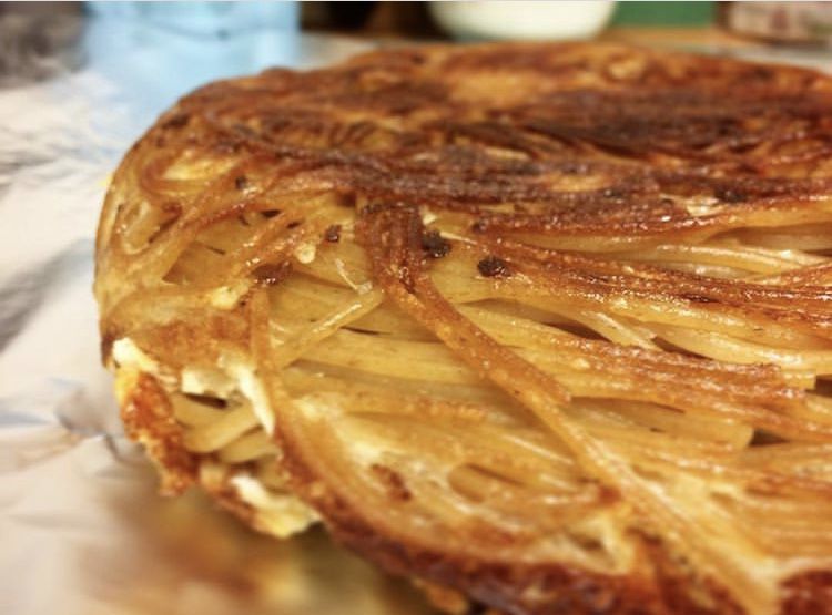 La Frittata di spaghetti non s'annuncia, si prepara e basta