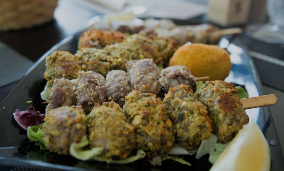 Pescestocco e cozze, braciole e pignolate: il rinascimento gastronomico di Messina