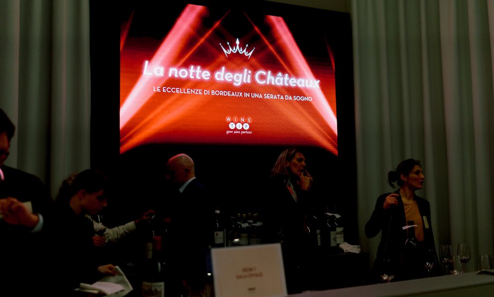 La Notte degli Châteaux, in via Romagnosi leggendari Bordeaux in grandi formati