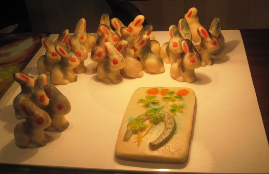 Galleria fotografica






Grande poco più della Svizzera, l'Estonia è la più settentrionale delle Repubbliche Baltiche. E' entrata nell'Ue nel maggio 2004 e, da gennaio scorso, adotta l'euro come moneta unica. Il 10% del suo territorio è composto da isole e isolotti (in tutto, 1.520)








<p>Tallinn, capitale dell'Estonia, ha 400mila abitanti circa, più o meno come Firenze. Nota come "città della pietra calcarea", la cinta muraria della complesso medioevale misura 2 km e conta su 26 torri. Uno spasso girare per i viottoli, specie nei giorni di sole</p>








Il più illustre cuoco della nazione è Dimitri Demjanov, co-autore del libro in foto, accademico dell'Estonian Culinary Institute nonché coach della delegazione nazionale estone in concorso agli ultimi Bocuse D'Or. Tecnica francese e fascinazioni scandinave contemporanee (Renè Redzepi, Claus Meyer...), si batte per la crescita gastronomica del Paese: «fino a due anni fa nessuno qui sapeva nulla sulla stagionalità dei prodotti...», spiega








Il ristorante Gloria di Dimitri Demjanov in centro a Tallinn. All'interno, un complesso di cunicoli scavati nelle mura della città, 2mila etichette esposte e una sala in cui assaggiarre piatti classici di stampo russo/francese come Aringhe alla Romanov o Scaloppe di foie gras. Per una cucina più contemporanea, rivolgersi all'Egoist, altra insegna di proprietà. Il nome tradisce l'inclinazione all'ego-riferimento del suo proprietario








La Sogliola del Gloria di Tallinn, impeccabile nella sua classicità (e non nella luce dello scatto, ahinoi)








Pane di segale, aringhe, patate, carne di maiale affumicata, merluzzo, grandi marinature per preservare gli alimenti nella rigidità dell'inverno. Sono i pilastri della cucina estone nel racconto di Dimitri Demjanov








La sala del Ristorante Ö, di gran lunga il migliore della Capitale, ai margini delle mura della città vecchia. In cucina, Dmitri Fomenko, 30 anni. In carta, i vini italiani sono elencati prima di quelli francesi. Prezzi medi delle 3 portate: 13, 23 e 8 euro. Degustazione di 6 portate: 65 euro








Tartare "non tradizionale" di manzo con insalata di acetosella e crema di crescione del Ristorante Ö di Tallinn








Pesce bianco con cavoli in infusione nella vaniglia e salsa alla zucca del Ristorante Ö di Tallinn








L'ingresso del Three Sisters Hotel alla fine della via Pikk, dentro le mura della città vecchia. E' l'unico boutique hotel di Tallinn ed è affiliato alla Relais & Chateaux. Nasce dall'unione di 3 edifici distinti, costruiti nel 1362 e uniti solo nel 2003 da un gran lavoro architettonico. In alta stagione le suite vanno da 410 a 946 euro a notte








Il Sigaro di foglie di cavolo, carne di maiale e salsa chili del Bordoo, ristorante dell'hotel Three Sisters di Tallinn, chef  Tõnis Siigur (foto De Cesare Viola)








Hell Hunt, il pub più frequentato dagli estoni di Tallinn, sulla via Pikk. E' il luogo perfetto per osservare la gente del posto - in agosto turisti da ogni dove, tra cui italiani a caccia di ragazze e britannici in cerca di alcolpop a basso prezzo - con una bella pinta di Rauchbier o Lager








Aringhe del Baltico arrosto su pane di segale, cetrioli marinati e  crème fraîche, il miglior piatto (peccato solo per quello zinzinello di troppo di cipolla) del Kaerajaan, l'insegna meno turistica di Raekoja, la piazza principale della città vecchia





