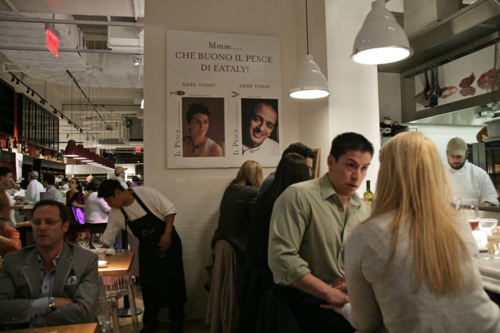 Galleria fotografica






I relatori di Identità New York 2010: da sinistra Gennaro Esposito, Pietro Zito, Emanuele Scarello, Massimo Bottura, Luca Montersino, Cristina Bowerman, Davide Scabin, Moreno Cedroni, Niko Romito, Pino Cuttaia, Ugo Alciati








Lidia Bastianich, Davide Scabin e Paolo Marchi alla conferenza stampa di presentazione Identità New York 2010 nella Piazza di Eataly








Conferenza stampa di presentazione Identità New York 2010 nella Piazza di Eataly








Identità New York 2010








Emanuele Scarello alla conferenza stampa di presentazione Identità New York 2010








Emanuele Scarello e Tatsuya Iwasaki al Corner delle Eccellenze








Luca Montersino alla Pasticceria di Eataly





