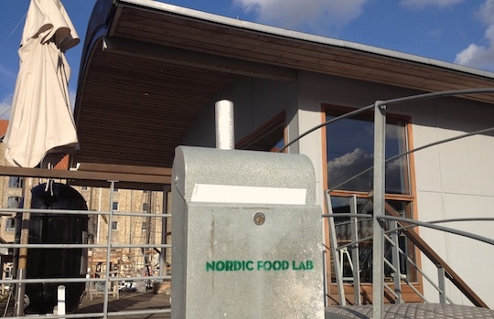 Galleria fotografica






In cammino verso il Noma. Il ristorante è al piano terra del palazzone più a sinistra. Per arrivarci dalla popolare insenatura di Nyhavn (il punto da cui è scattata la foto), occorre fare un bel giro. Ma si notano i lavori per la costruzione di un ponte. Che condurrà dritto all'insegna








Altra prospettiva sul Noma da Nyhavn. Il ristorante galleggia sulla Christianshavn, una delle tante isole artificiali che compongono Copenhagen








Di là del fiume, sulla lunga via che conduce allo spiazzo del Noma








Uno scenario molto tranquillo, di case pastello. Il silenzio è perché vanno tutti in bici













Al massimo si sente rombare qualche scafo








Il vascello davanti al Noma. Oltre a quella danese, sventolano le bandiere di Isole Far Oer e Groenlandia: le loro ambasciate sono nello stesso palazzo del ristorante. Coerenza nordica








Il retro del ristorante. L'80% delle 80 persone che lavorano al Noma viene a lavorare in bici, chef incluso








Dietro al ristorante, un'iscrizione ricorda i passeggeri scomparsi a bordo della danese Hans Hedtoft. Il transatlantico si scontrò il 30 gennaio 1959 contrò un iceberg in Groenlandia. Fu ritrovata solo una cintura di sicurezza
 








L'ingresso del ristorante, al civico 93 di Strandgade








La vista, ingresso alle spalle








Tra l'ingresso e la cucina a vista, spicca un corner di decoro simil-giapponese. A sinistra s'intravede Noma, time and place in Nordic Cuisine, edizioni Phaidon, un testo fondamentale per approfondire tutti i rivoli del Redzepi-mondo. La versione italiana si ordina qui








Una pianta di piccoli agrumi orla la cucina a vista








La porta d'ingresso vista dalla cucina








Le sedie, molto comode, sono anni Sessanta con schienali foderati di pelle di pecora, alcune più morbide di altre








I tavoli sono ampi e senza tovaglie. Attorno prevale il grigio e i colori rustici, sulle travi in legno del soffitto ma anche sulle divise dei ragazzi di sala








La finestra accanto al nostro tavolo








E' lo chef Rene Redzepi a introdurci al pasto: in un vaso di fiori danesi, l'unico pendaglio commestibile è una sorta di carta musica croccante (flatbread) di farina di malto all'aroma di ginepro. Nel piattino in basso, una deliziosa crème fraîche acida per intingerlo








Il flatbread è quello che svetta. "Ma se ci tenete, provate a mangiare anche i fiori", scherza Redzepi. Il cuoco scompare nelle segrete del Noma. Lo ritroveremo solo alla fine del pasto








Tutti i 14 appetizer si mangeranno con le mani. Unica posata, il coltello per tirar su e leccare la crème fraîche da sola (da fare quando tutti gli altri clienti son distratti, però)








Moss and Cep: Muschio di renna con polvere di funghi porcini. E' il corpo bianco, molto saporito ed evanescente, da intingere anch'esso nella crème fraîche
 








Crispy pork skin and black currant: Pelle di maiale croccante e ribes nero, lo strato più esterno. Aspro e croccante








Il ribes nero non ci lascerà prima di molto tempo








Blue mussels and celery: cozze e sedano. Solo due sono quelle buone








La parte inferiore del guscio è commestibile (ancora farina di malto)








Il quinto appetizer è nascosto in una deliziosa scatola di biscotti in latta della tradizione danese (chi non ricorda i Danish butter cookies?)








Cinque tondini, ma solo due "interessanti"








Si chiamano Cheese cookies, rocket and stems, letteralmente Biscotti al formaggio, ruchetta e gambi di erbe aromatiche, un felice snack potenzialmente riproducibile nei nord e nei sud del mondo








Appetizer #6: Potato and duck liver, Patate e fegato d'anatra: le patate croccanti sono in due strati e a mo' di sandwich racchiudono la mousse di fegato. La spolverata è di funghi trombette dei morti, disidratati e polverizzati, una tecnica che troveremo frequentemente








Dried carrot and sorrel, Carote grigliate a fuoco lento per 14 ore, disidratate e servite su polvere di fieno. Si intingono nell'emulsione di acetosella accanto. Un grande piatto perché di inattesa, energica acidità








Ottava entrée: Caramelized milk and cod liver, Biscotto di latte caramellato e fegato di merluzzo, quest'ultimo ghiacciato e pulito. Il secondo dona un aroma molto strong, che domina sul biscotto croccante. Per palati muscolari








Le uova dentro l'uovo








Pickled and smoked quails eggs, Uova di quaglia sbollentate, marinate e affumicate, un classico del Noma. Il tuorlo è completamente liquido








Col Veal fibres and söl, Filamenti di vitello e söl, decimo appetizer, entra in gioco per la prima volta un'alga di mare. E' il söl, appunto, dulse in inglese, Palmaria palmata nella tassonomia scientifica, un'alga rossa incastrata nei filamenti di vitello precedentemente tagliati sottili e poi fritti. Curioso l'impiatto a nido di ingredienti che alla fine incastrano terra e mare








Herb Toast and smoked cod roe, Toast alle erbe e uova di merluzzo affumicato, un'altra grandiosa tapa nordica da far su in due bocconi. Se non ricordiamo male, lo strato superiore è brodo di fegato d'anatra disidratato








Radish, soil and grass, Rapanello, "suolo" ed erba, un altro grande classico del Noma, un paesaggio commestibile di chiara genesi basca-adrianesca, molto replicato negli anni. Carote baby e rapanelli sono interrati in un "suolo" che è una crema di farina di malto con nocciole disidratate. Sotto ancora, uno yogurt di erbe. Finite le verdure, abbiamo chiesto dei cucchiaini per ripulire il suolo








Una foto (di spreadbutter) chiarisce meglio il contenuto del vasetto








Æbleskiver e muikku, penultimo appetizer, di concezione piuttosto recente. Un'antica tradizione dolce danese (Æbleskiver significa "piccoli pezzi di mela" ma la mela qui non c'è) è presentata in versione salata. Code e teste dei muikku, sorta di aringhe baby, sono infilzate in due bigné dall'impasto molto morbido con del ripieno di cetriolo marinato, ben riconoscibile al palato. L'aspetto dispone il cliente alla sfida ma la sua bizzarria visiva si scioglie presto in due bocconi morbidi, eleganti e deliziosi








Ultimo di 14 appetizer: Sorrel leaf and cricket paste, Foglia di acetosella (leggermente piccante) con pasta di grillo. Sì, proprio l'insetto dei prati, qui in consistenza di crema, inserita nel gambo dell'acetosella. Mettendo a fermentare grilli e orzo fermentato, Redzepi ha ottenuto una sorta di garum molto interessante, simile alla soia. Completa il piatto in foto, una granita di nasturzio ghiacciato








E il vino? Non producendo la Danimarca nettari di rilievo, è forse il capitolo meno allettante del Noma. La carta è un trionfo di vini ottenuti in climi freddi: francesi, tedeschi o austriaci soprattutto. Vini di acidità spinta che si combinano bene con le prevalenti acidità dei piatti. Le persone inquadrate nella foto hanno optato per il pairing coi succhi di frutta, quelli sì interessanti e autoctoni: il percorso prevede 7-8 succhi tra cui carote e ginepro, sedano e sedanorapa, cetriolo, eccetera. E i vini italiani? Pochi e tutti rossi, soprattutto di produttori di nebbiolo del Piemonte. "Ma li chiedono solo i norvegesi", ci raccontano








Terminati appetizer e main courses, sbirciamo i lavori in cucina. In primo piano, Samuel Nutter, sous chef inglese








Al centro, riconosciamo Matthew Orlando di San Diego, 35 anni e da 4 e mezzo head chef del Noma. Più tardi ci rivelerà che entro un paio d'anni aprirà il suo ristorante a Copenhagen. "E Renè che ne pensa?", chiediamo. "E' proprio lui a incoraggiarci a metterci in proprio", risponde Orlando. Vero, chiedere anche a Christian Puglisi








Ancora Orlando ci spiegherà che, tra sala, cucina, preparazioni e laboratorio, il Noma arriva a impiegare dall'alba a mezzanotte fino a 80 persone








La cucina prevede 7 comparti: il caldo, il freddo, la pasticceria, gli snack, produzione e mise-en-place, le preparazioni della squadra del mattino e la ricerca (su quest'ultima torneremo più avanti). Gli stagisti scelgono di lavorarci, sapendo di non essere pagati. Redzepi riceve un centinaio di curricula a settimana








Torniamo a tavola e troviamo nuove posate: rami appuntiti di sambuco








Servono a infilzare il primo delle portate "serie", Potato and snails, patate e lumache, servito in due piatti. Il primo è una terrina (rovente) di piccole deliziose patate affumicate e semiaffogate in una salsa al burro dolce e al tavolo spolverate con sale proprio di sambuco. Accanto, piccoli ceppi d'albero affumicati








Accanto, l'altra metà del piatto da infilzare coi bastoncini di sambuco: lumache glassate nel loro succo con burro dolce, olio al prezzemolo ed emulsione di piselli fermentati








Dopo 15 portate arrivano le posate. "Si torna alla civiltà", scherza il ragazzo di sala








...e arriva pure il pane, nascosto in una stoffa soffice con accanto due ciotoline che contengono burro da latte di capra e burro di grasso e crumble di maiale. Colesterolemici, vade retro








Solleviamo la stoffa: il pane è una pagnotta di lievito naturale di grano locale. La crosta è super-fragrante e il cuore molto sofficie e poroso








Cooked fava beans and beach herbs, Fave stufate gentilmente ed "erbe di spiaggia" (che poi sono diversi tipi di alghe di mare). Le fave sono fantastiche nella loro compattezza inaspettatamente dolce








Con la terza portata del ciclo "serio" veniamo ai ragazzi di sala: sono tutti molto professionali ma anche rilassati. Tra i 30 e i 40 anni, molti tatuati, ruotano di continuo al nostro tavolo: una trentina dei piatti sono stati serviti e illustrati da 10 camerieri diversi, molti dei quali cuochi dei livelli più alti della gerarchia. Il ragazzo in foto che ci serve Berries and cucumber, Bacche e cetrioli, si chiama Beau Clugston, è australiano e da poche ore è un nuovo sous-chef del Noma








Ai frutti di bosco e insalata di cetrioli si unisce del succo di camomilla...








...et voilà








Insalata di brown crab (granchi atlantici), tuorlo d'uovo, erbe di campo e il rosso sono le uova del granchio. I ragazzi si raccomandano di fare attenzione perchè potrebbe esserci del carapace o delle chele: la carne del granchio è stata rimossa tutta a mano. Noi ci scontriamo solo con un fresco schiaffo iodato








Accanto alle langoustine, scampi norvegesi, torna l'alga söl, questa volta in forma di emulsione con acqua di ostriche. I puntini rossi sono segale disidratata








Cavolfiore e pino, crema e rafano. Pensi a una capasanta e invece è un trancio di cavolfiore quello che spunta da sotto gli aghi di pino. E' ricavato dalla parte alta dell'ortaggio, arrostito a arricchito con gli aromi di pino, abete, ginepro e rafano. L'orto e il silvestre








Lucioperca con gambi di verdure. Impeccabile ma insolitamente classico nella sua concezione su salsa al burro e capperi. Incuriosisce la disposizione, che lascia intonsa più di metà del piatto. Come a voler lasciar libero il lucioperca di sguazzare di nuovo








Arrivano in tavola nuovi oggetti: olio di fieno e un cronometro. E' l'inizio del gioco di The hen and the egg, La gallina e l'uovo








The hen and the egg #2: attorno a un tegamino rovente su del fieno appena umido, notiamo una chips a spirale di patata e un uovo (d'anatra, ci dicono)








The hen and the egg #3: accanto al tegame, foglie di spinaci, aglio selvatico, germogli e fiori di campo vari








The hen and the egg #4. "Dovete rompere voi l'uovo e cuocerlo", ci spiegano armati di olio di fieno, che spruzzeranno nel tegame prima del nostro esercizio








The hen and the egg #5: son riuscito a non sbrodolare. Il piatto, spiegherà Redzepi poi, "E' un po' un invito sdrammatizzante a cucinare. Sono rimasto sorpreso dal fatto che tanti clienti non hanno mai rotto un uovo. Cerco di mostrare loro che la cucina è in fondo un esercizio molto elementare"








The hen and the egg #6: dopo 120 secondi esatti di cronometro, si uniscono all'uovo le verdure e si rimesta il tutto








The hen and the egg #7: tocco finale, una salsa di acetosella. Il piatto non è memorabile...








...ma il risultato è lo stesso delle 21 portate precedenti: piatto spazzolato The hen and the egg #8








Animelle di vitello, erbe di campo, funghi e sedanorapa. Un gran piatto, ma non esattamente quello che ti aspetti al Noma. Sottigliezze eh








A un passo dai dolci, il brusio in sala si fa più sostenuto. L'alcol e le discussioni sull'incredibile girandola di piatti provati








E il brusio lievita ancora al primo dei due dolci: Blueberries and ants, Mirtilli e formiche (la foto è di garyalanfine, avevo terminato le batterie). Il piatto è duplice: la foto mostra la prima metà, che racchiude una confettura di formiche tra due foglie di nasturzio. Ce la porta al tavolo Rosio Sanchez da Chicago, splendida coordinatrice dei dessert del Noma. E le formiche? Ci torniamo alla fine della gallery








Mirtilli e formiche parte seconda: accanto alle foglie di nasturzio con formiche, arriva un geniale sandwich con gelato di mirtilli (la foto è ancora di garyalanfine)








Ventiquattresimo e ultimo piatto, un "classico" Gammel Dansk, sorta di Jaegermeister danese qui sposato ad acetosella e latte disidratato. Apprezziamo la voglia di non sovraccaricare con ulteriori bombe al cioccolato o altre grasse cremosità che a fine pasto chiederebbero gli straordinari ai succhi gastrici (grazie ancora a garyalanfine)








Dopo oltre 3 ore di degustazione, ci si accomoda tutti nel dehors accanto: in vetrina spiccano grappe di Brunello








Potevano farti mancare lo skyr, il formaggio fermentato acido degli islandesi? Certo che no: agli albori della New Nordic Cuisine venne praticamente brandito da Redzepi come simbolo delle rivoluzione. L'arma per contrastare il dilagare dei formaggi francesi in Danimarca, così come l'olio di colza in vece dell'olio d'oliva








Riordinata la sala per la sera, Kim Sander e Matthew Orlando ci invitano a fare un sopralluogo nei back office del Noma








I ragazzi si divertono ma il lavoro è un massacro: tra il pranzo e la cena ci sono solo 45 minuti di pausa, dalle 17 alle 17.45. "Per questo", spiega Redzepi, "è fondamentale tenere chiuso due giorni, domenica e lunedì. Così stacchiamo da ogni pensiero. 7 su 7 sarebbe controproducente per l'umore di tutti"








Orlando ci mostra il gazebo all'aperto sul retro, dove si griglia e affumica qualsiasi cosa








Al primo piano, un tavolo da 9-15 persone che si aggiunge ai coperti del piano terra. "E' il nostro table's chef' , dice Orlando








Alle pareti, una felice riproduzione caricaturale della cucina di sotto








Nella sala accanto, uno squadrone di giovanissimi è perennemente alle prese con le pre-preparazioni








Tagliare, separare, sgusciare, sminuzzare...








Il terzo ambiente al primo piano è la sala del relax dei ragazzi...








...ma anche quella del grande capo...








...che infatti troviamo defilato ad affettare un mega-cavolo...








...che cavolo non è: "E' un fungo", rivela Renè Redzepi, "un regno che mi affascina tantissimo perché è vasto così", dice disegnando un cerchio molto ampio con le braccia, "mentre noi ne sappiamo tanto così", mima chiudendo pollice e indice. "Purtroppo questa stagione non è propizia per i funghi, troppo secca, ma non dispero"








Ma parliamo di formiche. Redzepì tira fuori un tupperwear brulicante di insetti che vagano rintontiti. "Non è questione di stravaganza o sensazionalismo", spiega, "occorre solo infrangere i nostri tabù, non come esercizio fine a se stesso, ma come esplorazione di tutti i flavour possibili"








"Senti che effluvi naturali di cardamomo escono da qui? Le formiche li rilasciano in modo del tutto naturale per tenere lontani i nemici", spiega








La sera stessa ci scrive su twitter la giornalista spagnola Julia Perez da Lima, spiegando che gli insetti amazzoni che cucina il cuoco venezuelano Sumito Estévez sanno invece di limone
 








"Un giorno, quando avrò tempo, spero non tra 10 anni, voglio trovare il modo di andare a visitare i più grandi macellai italiani". Un messaggio da girare subito a Cazzamali & co.








Formiche again, questa volta col petto rosso. La mirmecologia classifica nel mondo oltre 10mila specie di formiche, ognuna con il suo bagaglio aromatico








Si torna in cucina di sotto: Orlando controlla i vasi di malt flatbred che apriranno anche la cena








E i ragazzi affilano i rami di sambuco...








Mi preparano il conto: 576 euro in due, somma di due menu degustazione (200 euro l'uno) più una bottiglia di Grüner Veltliner Auslese trocken Spiegel di Fred Loimer (154 euro) e due calici di champagne di Christophe Mignon. A destra, Sune Østergaard, restaurant manager








Usciamo per esplorare il laboratorio del Nordic Food Lab che ci ha indicato Redzepi, in pratica una dépendance sull'acqua, proprio davanti al ristorante








L'ingresso del Nordic Food Lab. Ci lavorano quotidianamente 5 persone: docenti di scienze sensoriali dell'università di Copenaghen, antroplogi e docenti e studenti di Yale, parte del progetto Yale Sustainable Food Project





