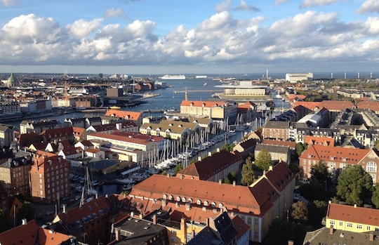 Galleria fotografica






In cammino verso il Noma. Il ristorante è al piano terra del palazzone più a sinistra. Per arrivarci dalla popolare insenatura di Nyhavn (il punto da cui è scattata la foto), occorre fare un bel giro. Ma si notano i lavori per la costruzione di un ponte. Che condurrà dritto all'insegna








Altra prospettiva sul Noma da Nyhavn. Il ristorante galleggia sulla Christianshavn, una delle tante isole artificiali che compongono Copenhagen








Di là del fiume, sulla lunga via che conduce allo spiazzo del Noma








Uno scenario molto tranquillo, di case pastello. Il silenzio è perché vanno tutti in bici













Al massimo si sente rombare qualche scafo








Il vascello davanti al Noma. Oltre a quella danese, sventolano le bandiere di Isole Far Oer e Groenlandia: le loro ambasciate sono nello stesso palazzo del ristorante. Coerenza nordica








Il retro del ristorante. L'80% delle 80 persone che lavorano al Noma viene a lavorare in bici, chef incluso








Dietro al ristorante, un'iscrizione ricorda i passeggeri scomparsi a bordo della danese Hans Hedtoft. Il transatlantico si scontrò il 30 gennaio 1959 contrò un iceberg in Groenlandia. Fu ritrovata solo una cintura di sicurezza
 








L'ingresso del ristorante, al civico 93 di Strandgade








La vista, ingresso alle spalle








Tra l'ingresso e la cucina a vista, spicca un corner di decoro simil-giapponese. A sinistra s'intravede Noma, time and place in Nordic Cuisine, edizioni Phaidon, un testo fondamentale per approfondire tutti i rivoli del Redzepi-mondo. La versione italiana si ordina qui








Una pianta di piccoli agrumi orla la cucina a vista








La porta d'ingresso vista dalla cucina








Le sedie, molto comode, sono anni Sessanta con schienali foderati di pelle di pecora, alcune più morbide di altre








I tavoli sono ampi e senza tovaglie. Attorno prevale il grigio e i colori rustici, sulle travi in legno del soffitto ma anche sulle divise dei ragazzi di sala








La finestra accanto al nostro tavolo








E' lo chef Rene Redzepi a introdurci al pasto: in un vaso di fiori danesi, l'unico pendaglio commestibile è una sorta di carta musica croccante (flatbread) di farina di malto all'aroma di ginepro. Nel piattino in basso, una deliziosa crème fraîche acida per intingerlo








Il flatbread è quello che svetta. "Ma se ci tenete, provate a mangiare anche i fiori", scherza Redzepi. Il cuoco scompare nelle segrete del Noma. Lo ritroveremo solo alla fine del pasto








Tutti i 14 appetizer si mangeranno con le mani. Unica posata, il coltello per tirar su e leccare la crème fraîche da sola (da fare quando tutti gli altri clienti son distratti, però)








Moss and Cep: Muschio di renna con polvere di funghi porcini. E' il corpo bianco, molto saporito ed evanescente, da intingere anch'esso nella crème fraîche
 








Crispy pork skin and black currant: Pelle di maiale croccante e ribes nero, lo strato più esterno. Aspro e croccante








Il ribes nero non ci lascerà prima di molto tempo








Blue mussels and celery: cozze e sedano. Solo due sono quelle buone








La parte inferiore del guscio è commestibile (ancora farina di malto)








Il quinto appetizer è nascosto in una deliziosa scatola di biscotti in latta della tradizione danese (chi non ricorda i Danish butter cookies?)








Cinque tondini, ma solo due "interessanti"








Si chiamano Cheese cookies, rocket and stems, letteralmente Biscotti al formaggio, ruchetta e gambi di erbe aromatiche, un felice snack potenzialmente riproducibile nei nord e nei sud del mondo








Appetizer #6: Potato and duck liver, Patate e fegato d'anatra: le patate croccanti sono in due strati e a mo' di sandwich racchiudono la mousse di fegato. La spolverata è di funghi trombette dei morti, disidratati e polverizzati, una tecnica che troveremo frequentemente








Dried carrot and sorrel, Carote grigliate a fuoco lento per 14 ore, disidratate e servite su polvere di fieno. Si intingono nell'emulsione di acetosella accanto. Un grande piatto perché di inattesa, energica acidità








Ottava entrée: Caramelized milk and cod liver, Biscotto di latte caramellato e fegato di merluzzo, quest'ultimo ghiacciato e pulito. Il secondo dona un aroma molto strong, che domina sul biscotto croccante. Per palati muscolari








Le uova dentro l'uovo








Pickled and smoked quails eggs, Uova di quaglia sbollentate, marinate e affumicate, un classico del Noma. Il tuorlo è completamente liquido








Col Veal fibres and söl, Filamenti di vitello e söl, decimo appetizer, entra in gioco per la prima volta un'alga di mare. E' il söl, appunto, dulse in inglese, Palmaria palmata nella tassonomia scientifica, un'alga rossa incastrata nei filamenti di vitello precedentemente tagliati sottili e poi fritti. Curioso l'impiatto a nido di ingredienti che alla fine incastrano terra e mare








Herb Toast and smoked cod roe, Toast alle erbe e uova di merluzzo affumicato, un'altra grandiosa tapa nordica da far su in due bocconi. Se non ricordiamo male, lo strato superiore è brodo di fegato d'anatra disidratato








Radish, soil and grass, Rapanello, "suolo" ed erba, un altro grande classico del Noma, un paesaggio commestibile di chiara genesi basca-adrianesca, molto replicato negli anni. Carote baby e rapanelli sono interrati in un "suolo" che è una crema di farina di malto con nocciole disidratate. Sotto ancora, uno yogurt di erbe. Finite le verdure, abbiamo chiesto dei cucchiaini per ripulire il suolo








Una foto (di spreadbutter) chiarisce meglio il contenuto del vasetto








Æbleskiver e muikku, penultimo appetizer, di concezione piuttosto recente. Un'antica tradizione dolce danese (Æbleskiver significa "piccoli pezzi di mela" ma la mela qui non c'è) è presentata in versione salata. Code e teste dei muikku, sorta di aringhe baby, sono infilzate in due bigné dall'impasto molto morbido con del ripieno di cetriolo marinato, ben riconoscibile al palato. L'aspetto dispone il cliente alla sfida ma la sua bizzarria visiva si scioglie presto in due bocconi morbidi, eleganti e deliziosi








Ultimo di 14 appetizer: Sorrel leaf and cricket paste, Foglia di acetosella (leggermente piccante) con pasta di grillo. Sì, proprio l'insetto dei prati, qui in consistenza di crema, inserita nel gambo dell'acetosella. Mettendo a fermentare grilli e orzo fermentato, Redzepi ha ottenuto una sorta di garum molto interessante, simile alla soia. Completa il piatto in foto, una granita di nasturzio ghiacciato








E il vino? Non producendo la Danimarca nettari di rilievo, è forse il capitolo meno allettante del Noma. La carta è un trionfo di vini ottenuti in climi freddi: francesi, tedeschi o austriaci soprattutto. Vini di acidità spinta che si combinano bene con le prevalenti acidità dei piatti. Le persone inquadrate nella foto hanno optato per il pairing coi succhi di frutta, quelli sì interessanti e autoctoni: il percorso prevede 7-8 succhi tra cui carote e ginepro, sedano e sedanorapa, cetriolo, eccetera. E i vini italiani? Pochi e tutti rossi, soprattutto di produttori di nebbiolo del Piemonte. "Ma li chiedono solo i norvegesi", ci raccontano








Terminati appetizer e main courses, sbirciamo i lavori in cucina. In primo piano, Samuel Nutter, sous chef inglese








Al centro, riconosciamo Matthew Orlando di San Diego, 35 anni e da 4 e mezzo head chef del Noma. Più tardi ci rivelerà che entro un paio d'anni aprirà il suo ristorante a Copenhagen. "E Renè che ne pensa?", chiediamo. "E' proprio lui a incoraggiarci a metterci in proprio", risponde Orlando. Vero, chiedere anche a Christian Puglisi








Ancora Orlando ci spiegherà che, tra sala, cucina, preparazioni e laboratorio, il Noma arriva a impiegare dall'alba a mezzanotte fino a 80 persone








La cucina prevede 7 comparti: il caldo, il freddo, la pasticceria, gli snack, produzione e mise-en-place, le preparazioni della squadra del mattino e la ricerca (su quest'ultima torneremo più avanti). Gli stagisti scelgono di lavorarci, sapendo di non essere pagati. Redzepi riceve un centinaio di curricula a settimana








Torniamo a tavola e troviamo nuove posate: rami appuntiti di sambuco








Servono a infilzare il primo delle portate "serie", Potato and snails, patate e lumache, servito in due piatti. Il primo è una terrina (rovente) di piccole deliziose patate affumicate e semiaffogate in una salsa al burro dolce e al tavolo spolverate con sale proprio di sambuco. Accanto, piccoli ceppi d'albero affumicati








Accanto, l'altra metà del piatto da infilzare coi bastoncini di sambuco: lumache glassate nel loro succo con burro dolce, olio al prezzemolo ed emulsione di piselli fermentati








Dopo 15 portate arrivano le posate. "Si torna alla civiltà", scherza il ragazzo di sala








...e arriva pure il pane, nascosto in una stoffa soffice con accanto due ciotoline che contengono burro da latte di capra e burro di grasso e crumble di maiale. Colesterolemici, vade retro








Solleviamo la stoffa: il pane è una pagnotta di lievito naturale di grano locale. La crosta è super-fragrante e il cuore molto sofficie e poroso








Cooked fava beans and beach herbs, Fave stufate gentilmente ed "erbe di spiaggia" (che poi sono diversi tipi di alghe di mare). Le fave sono fantastiche nella loro compattezza inaspettatamente dolce








Con la terza portata del ciclo "serio" veniamo ai ragazzi di sala: sono tutti molto professionali ma anche rilassati. Tra i 30 e i 40 anni, molti tatuati, ruotano di continuo al nostro tavolo: una trentina dei piatti sono stati serviti e illustrati da 10 camerieri diversi, molti dei quali cuochi dei livelli più alti della gerarchia. Il ragazzo in foto che ci serve Berries and cucumber, Bacche e cetrioli, si chiama Beau Clugston, è australiano e da poche ore è un nuovo sous-chef del Noma








Ai frutti di bosco e insalata di cetrioli si unisce del succo di camomilla...








...et voilà








Insalata di brown crab (granchi atlantici), tuorlo d'uovo, erbe di campo e il rosso sono le uova del granchio. I ragazzi si raccomandano di fare attenzione perchè potrebbe esserci del carapace o delle chele: la carne del granchio è stata rimossa tutta a mano. Noi ci scontriamo solo con un fresco schiaffo iodato








Accanto alle langoustine, scampi norvegesi, torna l'alga söl, questa volta in forma di emulsione con acqua di ostriche. I puntini rossi sono segale disidratata








Cavolfiore e pino, crema e rafano. Pensi a una capasanta e invece è un trancio di cavolfiore quello che spunta da sotto gli aghi di pino. E' ricavato dalla parte alta dell'ortaggio, arrostito a arricchito con gli aromi di pino, abete, ginepro e rafano. L'orto e il silvestre








Lucioperca con gambi di verdure. Impeccabile ma insolitamente classico nella sua concezione su salsa al burro e capperi. Incuriosisce la disposizione, che lascia intonsa più di metà del piatto. Come a voler lasciar libero il lucioperca di sguazzare di nuovo








Arrivano in tavola nuovi oggetti: olio di fieno e un cronometro. E' l'inizio del gioco di The hen and the egg, La gallina e l'uovo








The hen and the egg #2: attorno a un tegamino rovente su del fieno appena umido, notiamo una chips a spirale di patata e un uovo (d'anatra, ci dicono)








The hen and the egg #3: accanto al tegame, foglie di spinaci, aglio selvatico, germogli e fiori di campo vari








The hen and the egg #4. "Dovete rompere voi l'uovo e cuocerlo", ci spiegano armati di olio di fieno, che spruzzeranno nel tegame prima del nostro esercizio








The hen and the egg #5: son riuscito a non sbrodolare. Il piatto, spiegherà Redzepi poi, "E' un po' un invito sdrammatizzante a cucinare. Sono rimasto sorpreso dal fatto che tanti clienti non hanno mai rotto un uovo. Cerco di mostrare loro che la cucina è in fondo un esercizio molto elementare"








The hen and the egg #6: dopo 120 secondi esatti di cronometro, si uniscono all'uovo le verdure e si rimesta il tutto








The hen and the egg #7: tocco finale, una salsa di acetosella. Il piatto non è memorabile...








...ma il risultato è lo stesso delle 21 portate precedenti: piatto spazzolato The hen and the egg #8








Animelle di vitello, erbe di campo, funghi e sedanorapa. Un gran piatto, ma non esattamente quello che ti aspetti al Noma. Sottigliezze eh








A un passo dai dolci, il brusio in sala si fa più sostenuto. L'alcol e le discussioni sull'incredibile girandola di piatti provati








E il brusio lievita ancora al primo dei due dolci: Blueberries and ants, Mirtilli e formiche (la foto è di garyalanfine, avevo terminato le batterie). Il piatto è duplice: la foto mostra la prima metà, che racchiude una confettura di formiche tra due foglie di nasturzio. Ce la porta al tavolo Rosio Sanchez da Chicago, splendida coordinatrice dei dessert del Noma. E le formiche? Ci torniamo alla fine della gallery








Mirtilli e formiche parte seconda: accanto alle foglie di nasturzio con formiche, arriva un geniale sandwich con gelato di mirtilli (la foto è ancora di garyalanfine)








Ventiquattresimo e ultimo piatto, un "classico" Gammel Dansk, sorta di Jaegermeister danese qui sposato ad acetosella e latte disidratato. Apprezziamo la voglia di non sovraccaricare con ulteriori bombe al cioccolato o altre grasse cremosità che a fine pasto chiederebbero gli straordinari ai succhi gastrici (grazie ancora a garyalanfine)








Dopo oltre 3 ore di degustazione, ci si accomoda tutti nel dehors accanto: in vetrina spiccano grappe di Brunello








Potevano farti mancare lo skyr, il formaggio fermentato acido degli islandesi? Certo che no: agli albori della New Nordic Cuisine venne praticamente brandito da Redzepi come simbolo delle rivoluzione. L'arma per contrastare il dilagare dei formaggi francesi in Danimarca, così come l'olio di colza in vece dell'olio d'oliva








Riordinata la sala per la sera, Kim Sander e Matthew Orlando ci invitano a fare un sopralluogo nei back office del Noma








I ragazzi si divertono ma il lavoro è un massacro: tra il pranzo e la cena ci sono solo 45 minuti di pausa, dalle 17 alle 17.45. "Per questo", spiega Redzepi, "è fondamentale tenere chiuso due giorni, domenica e lunedì. Così stacchiamo da ogni pensiero. 7 su 7 sarebbe controproducente per l'umore di tutti"








Orlando ci mostra il gazebo all'aperto sul retro, dove si griglia e affumica qualsiasi cosa








Al primo piano, un tavolo da 9-15 persone che si aggiunge ai coperti del piano terra. "E' il nostro table's chef' , dice Orlando








Alle pareti, una felice riproduzione caricaturale della cucina di sotto








Nella sala accanto, uno squadrone di giovanissimi è perennemente alle prese con le pre-preparazioni








Tagliare, separare, sgusciare, sminuzzare...








Il terzo ambiente al primo piano è la sala del relax dei ragazzi...








...ma anche quella del grande capo...








...che infatti troviamo defilato ad affettare un mega-cavolo...








...che cavolo non è: "E' un fungo", rivela Renè Redzepi, "un regno che mi affascina tantissimo perché è vasto così", dice disegnando un cerchio molto ampio con le braccia, "mentre noi ne sappiamo tanto così", mima chiudendo pollice e indice. "Purtroppo questa stagione non è propizia per i funghi, troppo secca, ma non dispero"








Ma parliamo di formiche. Redzepì tira fuori un tupperwear brulicante di insetti che vagano rintontiti. "Non è questione di stravaganza o sensazionalismo", spiega, "occorre solo infrangere i nostri tabù, non come esercizio fine a se stesso, ma come esplorazione di tutti i flavour possibili"








"Senti che effluvi naturali di cardamomo escono da qui? Le formiche li rilasciano in modo del tutto naturale per tenere lontani i nemici", spiega








La sera stessa ci scrive su twitter la giornalista spagnola Julia Perez da Lima, spiegando che gli insetti amazzoni che cucina il cuoco venezuelano Sumito Estévez sanno invece di limone
 








"Un giorno, quando avrò tempo, spero non tra 10 anni, voglio trovare il modo di andare a visitare i più grandi macellai italiani". Un messaggio da girare subito a Cazzamali & co.








Formiche again, questa volta col petto rosso. La mirmecologia classifica nel mondo oltre 10mila specie di formiche, ognuna con il suo bagaglio aromatico








Si torna in cucina di sotto: Orlando controlla i vasi di malt flatbred che apriranno anche la cena








E i ragazzi affilano i rami di sambuco...








Mi preparano il conto: 576 euro in due, somma di due menu degustazione (200 euro l'uno) più una bottiglia di Grüner Veltliner Auslese trocken Spiegel di Fred Loimer (154 euro) e due calici di champagne di Christophe Mignon. A destra, Sune Østergaard, restaurant manager








Usciamo per esplorare il laboratorio del Nordic Food Lab che ci ha indicato Redzepi, in pratica una dépendance sull'acqua, proprio davanti al ristorante








L'ingresso del Nordic Food Lab. Ci lavorano quotidianamente 5 persone: docenti di scienze sensoriali dell'università di Copenaghen, antroplogi e docenti e studenti di Yale, parte del progetto Yale Sustainable Food Project








Il Nordic Food Lab è un'organizzazione no profit, fondata nel 2008 da Redzepi e Claus Meyer. Il suo scopo è esplorare gli orizzonti della cucina nordica attraverso la gastronomia tradizionale e moderna e condividere i risultati con chef, accademici, industria e pubblico








A fine pasto, ci sono 3 modi per riattivare la circolazione dopo il lungo pasto: il primo è salire sulla torre della Vor Frelser Kirke di Christianshavn (foto)






