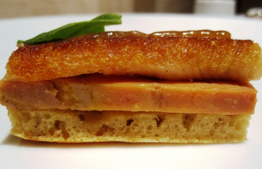 Galleria fotograficaSul piatto, occhiali da vista graduati diversi per impedire alle non-aquile di strizzare gli occhi come Jerry Lewis in quel famoso sketchIl pane in apertura al Devero. Al centro, quello di Eugenio Pol, "ciclope del pane" (cit. Meldolesi) che miete sempre pi&ugrave; clienti nell'alta ristorazionePatata soffice uovo e uova, capperi e limone, classicit&agrave; d'avanguardia al sifone che non stufaManzo Piemontese battuto al coltello, lamelle di foie gras, erbe aromatiche e salsa tartara, un altro classico di Enrico Bartolini. La costante &egrave; una sola: la carne del macellaio cremonese&nbsp;Franco Cazzamali.&nbsp;Variabili gli altri addendi. Non che la contingenza del foie gras dispiacciaTerrina di pesce azzurro in carpione, gamberi rossi e avocado fresco.&nbsp;Acido e dolce affilano le armi ma alla fine &egrave; pari e pattaLumache della Lomellina brasate con crema leggera di cipolle e prezzemolo, reminescenza del recente passato paveseBottoni all&rsquo;olio e lime con sugo di caciucco e polpo cotto alla brace.&nbsp;Ravioli adrianeschi con l&rsquo;acido fresco del lime che apre la strada tra prevaricanti fondali livornesiRisotto all&rsquo;olio con ceviche di scampi, olive taggiasche e pomodorini. Un centrato crossover pacifico-mediterraneo che non troveremo ancora per molto,&nbsp;&laquo;primo&raquo;, spiega EB,&nbsp;&laquo;perch&eacute; &egrave; la prima volta in vita mia che tengo in carta due risotti in contemporanea - l'altro &egrave; quello archetipale alle rape rosse e gorgonzola, ndr -. Secondo perch&eacute; ne ho pronto un altro che ho gi&agrave; assaggiato 12 volte senza mai stufarmi&raquo;. Inutile chiedere cos'&egrave;Risotto alle rape rosse e salsa gorgonzola, un po' la "Cuccurucuc&ugrave; Paloma" di Franco Battiato.&nbsp;&laquo;Ma io non mi stanco mai di eseguirlo&raquo;Branzino del mediterraneo pescato, cotto alla milanese con porcini e salsa verde. "Alla milanese" perch&eacute; impanato (col pane di Pol...) nel burro e poi fritto. Una pelliccia che sta bene, ingioiellata nei porcini