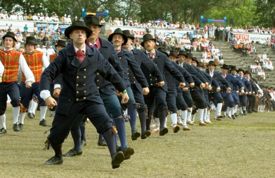 Galleria fotografica






Grande poco più della Svizzera, l'Estonia è la più settentrionale delle Repubbliche Baltiche. E' entrata nell'Ue nel maggio 2004 e, da gennaio scorso, adotta l'euro come moneta unica. Il 10% del suo territorio è composto da isole e isolotti (in tutto, 1.520)








<p>Tallinn, capitale dell'Estonia, ha 400mila abitanti circa, più o meno come Firenze. Nota come "città della pietra calcarea", la cinta muraria della complesso medioevale misura 2 km e conta su 26 torri. Uno spasso girare per i viottoli, specie nei giorni di sole</p>








Il più illustre cuoco della nazione è Dimitri Demjanov, co-autore del libro in foto, accademico dell'Estonian Culinary Institute nonché coach della delegazione nazionale estone in concorso agli ultimi Bocuse D'Or. Tecnica francese e fascinazioni scandinave contemporanee (Renè Redzepi, Claus Meyer...), si batte per la crescita gastronomica del Paese: «fino a due anni fa nessuno qui sapeva nulla sulla stagionalità dei prodotti...», spiega








Il ristorante Gloria di Dimitri Demjanov in centro a Tallinn. All'interno, un complesso di cunicoli scavati nelle mura della città, 2mila etichette esposte e una sala in cui assaggiarre piatti classici di stampo russo/francese come Aringhe alla Romanov o Scaloppe di foie gras. Per una cucina più contemporanea, rivolgersi all'Egoist, altra insegna di proprietà. Il nome tradisce l'inclinazione all'ego-riferimento del suo proprietario








La Sogliola del Gloria di Tallinn, impeccabile nella sua classicità (e non nella luce dello scatto, ahinoi)








Pane di segale, aringhe, patate, carne di maiale affumicata, merluzzo, grandi marinature per preservare gli alimenti nella rigidità dell'inverno. Sono i pilastri della cucina estone nel racconto di Dimitri Demjanov








La sala del Ristorante Ö, di gran lunga il migliore della Capitale, ai margini delle mura della città vecchia. In cucina, Dmitri Fomenko, 30 anni. In carta, i vini italiani sono elencati prima di quelli francesi. Prezzi medi delle 3 portate: 13, 23 e 8 euro. Degustazione di 6 portate: 65 euro








Tartare "non tradizionale" di manzo con insalata di acetosella e crema di crescione del Ristorante Ö di Tallinn








Pesce bianco con cavoli in infusione nella vaniglia e salsa alla zucca del Ristorante Ö di Tallinn








L'ingresso del Three Sisters Hotel alla fine della via Pikk, dentro le mura della città vecchia. E' l'unico boutique hotel di Tallinn ed è affiliato alla Relais & Chateaux. Nasce dall'unione di 3 edifici distinti, costruiti nel 1362 e uniti solo nel 2003 da un gran lavoro architettonico. In alta stagione le suite vanno da 410 a 946 euro a notte








Il Sigaro di foglie di cavolo, carne di maiale e salsa chili del Bordoo, ristorante dell'hotel Three Sisters di Tallinn, chef  Tõnis Siigur (foto De Cesare Viola)








Hell Hunt, il pub più frequentato dagli estoni di Tallinn, sulla via Pikk. E' il luogo perfetto per osservare la gente del posto - in agosto turisti da ogni dove, tra cui italiani a caccia di ragazze e britannici in cerca di alcolpop a basso prezzo - con una bella pinta di Rauchbier o Lager








Aringhe del Baltico arrosto su pane di segale, cetrioli marinati e  crème fraîche, il miglior piatto (peccato solo per quello zinzinello di troppo di cipolla) del Kaerajaan, l'insegna meno turistica di Raekoja, la piazza principale della città vecchia








C'è un filo rosso che da Tallinn conduce dritto alla Sicilia: il marzapane. In foto, esemplari realizzati con la nota pasta di mandorle al Martsipanituba Kalev, confettiere e pasticceria estone fondata nel 1806
 








Le strade dell'Estonia sono in pratica lingue d'asfalto adagiate sul verde (o sulla neve d'inverno). Il traffico è quasi assente e il tratto più lungo che si può fare da Tallinn entro i confini non supera i 300 chilometri. Nessuna tolleranza per chi guida e beve: vietato anche un solo dito di birra








La splendida spiaggia baltica di Pärnu, località di villaggiatura principe per gli Estoni, 120 km circa a sud della Capitale. I bagni di Rimini possono solo sognare campi da beach volley e calcio (a 5 o 11) tenuti così bene come quelli sul lungo arenile adagiato sul Golfo di Riga. Peccato solo per l'acqua: per farsela arrivare al livello delle ginocchia occorre macinare chilometri





