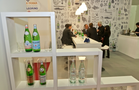 Galleria fotograficaAl centro Davide Oldani del D'O di Cornaredo (Milano) con Oliviero Toscani, fotografo e produttore di vinoGuffanti, storici affinatori di formaggi ad Arona (Novara)