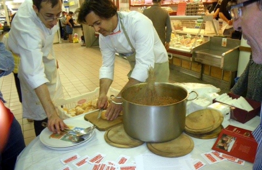 Galleria fotografica






L'assessore comunale Franco D'Alfonso, il curatore di Identità Golose Paolo Marchi, Viviana Varese di Alice e Alfredo Zini di Confcommercio e dei Ristoratori milanesi








Cristina Aromando, Aromando Bistrot, mercato Fusina








Mercato Ferrara: Massimo Masuelli dell’omonima trattoria storica di viale Umbria








Maurizio Di Prima di Nassa Osteria, mercato Rombon








 Mercato Morsenchio, Tronconi e Traversone, Trattoria del Nuovo Macello e Cucina dei Frigoriferi Milanesi





