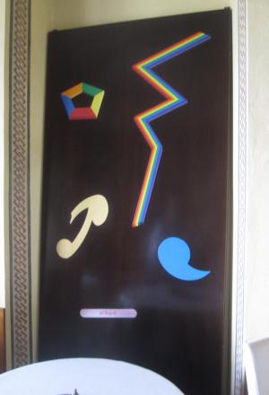 Galleria fotograficaCrema di piselli con cozza, il piatto in apertura del pasto da Gualtiero Marchesi a Erbusco, Brescia, telefono +39.030.7760562Astice in salsa d'astice, un piatto&nbsp;ispirato a un'opera dell'artista Emilio ScanavinoSpaghetti Felicetti in bianco e nero. Sul fondo, salsa al nero di seppia da mescolare con gli spaghetti. Da sempre al centro dell'ispezione marchesiana, la pasta sta per diventare protagonista di due interi menu ad hoc: "Intorno allo spaghetto" e "A tutta pasta"Trancio di merluzzo nero arrosto e porri brasati. &laquo;Cosa chiedere di pi&ugrave; di un semplice, grandioso&nbsp;merluzzo dell'Alaska?&raquo;, spiega il MaestroDripping, evoluzione del celebre omaggio a Jackson Pollock, questa volta in versione dolce: in un letto di crema inglese si adagia della pasta mista raffreddata,&nbsp;cotta in acqua non salata. Si chiude con sgocciolio di salse alla menta,&nbsp;lampone e cioccolato caldo. Poi, un tocco di&nbsp;pistacchi caramellatiL'ufficio personale di Gualtiero Marchesi dietro la cucina di Erbusco. Praticamente un museo-libreria