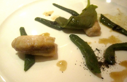 Galleria fotograficaSpugne di pane aromatizzate
Dopo il consueto pre-appetizer delle verdure disidratate (primo contenitore), arrivano le spugne, seconda parentesi colorata che rallegra il pasto dall&rsquo;inizio. In questo caso sono aromatizzate agli spinaci e uova di salmone; alla cipolla cotta al forno con terrina di vitello e alla curcuma con lardo. &laquo;Ma le combinazioni possono essere infinite&raquo;, spiega Matteo Baronetto, braccio destro di Carlo Cracco, &laquo;si possono utilizzare anche in pasticceria al cocco, ai lamponi&hellip; La tecnica &egrave; mutuata da Ferran Adri&agrave;. Abbiamo cercato di personalizzarla nel gusto. A me ricordano molto i canap&egrave; della tradizione piemontese. Senza maionese naturalmente&raquo;. Vivacit&agrave; cromatica ulteriormente ravvivata da un terzo contenitore di foglie di shiso e fiori di zucchina in tempura con riso venere e riso ai piselli fritto (che non vedete perch&eacute;, ahinoi, la foto &egrave; venuta male)Lamponi e sambuco
Nella girandola di appetizer spiccano questi piccoli lamponi farciti con infusione di sambuco serviti sul ghiaccio. &laquo;I suoi fiori in questi giorni li senti anche a Milano, passeggiando al parco. Un odore forte e piacevole. Stiamo lavorando allo stesso concetto anche con le fragole, i mirtilli, il ribes o i gelsi. Un'idea che interpreta quella tradizione sudamericana che ribalta l'ordine delle pietanze, con la frutta all'inizio del percorso, un po' come gi&agrave; succede con la nostra insalata russa caramellata. Sposa nota fruttate e speziate. Ma al posto della frutta potrebbe starci benissimo un'oliva, perch&eacute; no?&raquo;Panino al seitan con insalata e tartufo nero
Un panino di seitan dal contenuto variabile: al congresso di Identit&agrave; Milano 2012, sede della sua anteprima, c&rsquo;erano songino, fiori di piselli e lingua. &laquo;Sono masse di seitan da 15 grammi messe a cuocere nel micro-onde a 90 watt. Il calore fa lievitare il glutine tipo quasi alla maniera del vetro soffiato. L&rsquo;ispirazione ci &egrave; venuta da una ricetta di Simone Salvini letta sul sito di Identit&agrave; Golose&raquo;. A Milano la lingua cancell&ograve; l&rsquo;apparente connotazione vegana del piattoOstriche, crema di piselli e menta
&laquo;Ostriche con semplice crema leggera di latte e piselli messa nel sifone. Combina lo iodato dell&rsquo;ostrica, la dolcezza dei piselli e la freschezza dei menta. La puoi aggiungere anche sui tartufi di mare&raquo;Uovo di quaglia affumicato al rosmarino e prezzemolo bollito
&laquo;L&rsquo;uovo di quaglia viene bollito e pelato. Il tuorlo &egrave; laccato con gelatina di latte ai capperi. Le due met&agrave; dell&rsquo;albume sono arricchite con crema leggera di prezzemolo bollito. C&rsquo;&egrave; una nota affumicata al rosmarino, che gli diamo prima di farcire. &Egrave; un piatto che ricorda un po&rsquo; le uova sode ripiene&raquo;. Giusto il ricordoFoglie di shiso rosse e verdi con gambero e melassa di cipolla
&laquo;Un gambero (ligure, e quindi pi&ugrave; piccolo di quelli pescati in Sicilia) viene posto tra due foglie di shiso a carpaccio, tagliato e tenuto in frigo per 8 ore in modo che gli elementi si compenetrino d&rsquo;aromi l&rsquo;un l&rsquo;altro. La melassa &egrave; ottenuta invece stracuocendo in forno la cipolla, che si addenser&agrave; sfruttando i suoi zuccheri naturali. Completa l&rsquo;opera il nero hawaiano, un sale minerale, vulcanico. E un tocco di burro fuso per aiutare la balsamicit&agrave; dello shiso a esprimersi&raquo;Orata cotta appena su croccante di nocciole
&laquo;Il croccante viene messo in forno per 3 minuti. Tirato fuori, gli si poggia sopra il sashimi di orata, che 'cuocer&agrave;' cos&igrave; acquisendo la nota dolce dell'olio naturale del croccante&raquo;. Una sorta di sashimi alla piemontese. Vietato mangiare il croccantino sottostante perch&eacute; altrimenti l'orata non si sente. Semmai dopo...Salmone marinato e foie gras
Piatto in carta da Cracco pi&ugrave; o meno da un anno, &egrave; un inno all&rsquo;opulenza e alle note grasse. &laquo;Volevamo dare una variante allo stra-classico salmone col burro spalmato sul crostino&raquo;, spiega Baronetto.&nbsp;Il boccone del salmone senza foie gras deve rimanere per ultimo &laquo;senn&ograve; l&rsquo;avremmo chiamato foie gras e salmone&raquo;Gamberi, nocciole cotte e sambuco
La fonte d'ispirazione c'&egrave; ma proprio non si vede: &egrave; la celebre passatina di ceci con gamberi di Fulvio Pierangelini.&nbsp;&laquo;Casualmente ci siamo accorti che la nocciole, se bollite e messe per breve tempo in forno, prendono la consistenza dei ceci, o comunque di un legume&raquo;. L'ulteriore nota distintiva dal masterpiece pierangeliniano sono il sambuco e le foglie di rucola: &laquo;danno una nota agliacea e leggermente piccante che a me piace molto&raquo;