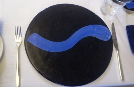 Galleria fotografica






Una foto del Monastero di Santa Rosa, prima della ristrutturazione. Costruito nel 1680, è sospeso a circa 500 metri sul livello del mare di Conca dei Marini, a un passo da Amalfi (Salerno). Prima dell'abbandono è stato gestito dalla famiglia Caterina per 3 generazioni. Nel 2001, l'acquisto dell'ereditiera Bianca Sharma. I lavori di restauro sono durati 11 lunghi anni








La facciata principale del Monastero vista dal terrazzamento della piscina. Le 20 suite, tutte con affaccio su Salerno e sul Cilento fino a Punta Licosa, portano ognuna il nome di un'erba, un fiore o una spezia locale (melissa, viola...). In alta stagione i prezzi oscillano tra i 550 e gli 850 euro a notte per le stanze "standard", fino a 2.950 euro per la Penthouse Suite








La foto non rende bene l'idea delle dimensioni del dirupo. Ma la distanza verticale tra il Monastero e la spiaggia è di 500 metri. La Conca dei Marini porta questo nome perché la stessa "conca" raggiunge una profondità di 800 metri. L'habitat acquatico ideale per diversi pesci da fondale, inclusi totani da 3-4 chili








I lavori sono durati tanto un po' per intoppi burocratici, un po' per regolamentare ogni dettaglio a norma di legge. Un compito piuttosto complicato, considerata la severità delle leggi sulla compatibilità eco-ambientale








La piscina riscaldata e il prolungamento ideale del mar Tirreno alle spalle








Scenografici ulivi millenari, di provenienza anche palestinese, troneggiano sui vari terrazzamenti della proprietà








L'architetto napoletano che ha coordinato il lavori di restauro, Francesco Avolio de Martino posa accanto a un confessionale pre-esistente nel Monastero. In caso qualcuno voglia fare improvvisa penitenza nel corridoio delle suite vista mare








La volta del ristorante del Monastero, praticamente un soppalco con feritoie ai bordi che danno sul bar sottostante. I coperti sono poco più di una trentina, e in stagione più calda vengono trasferiti sulla terrazza outdoor con vista sul Cilento





