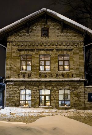 Galleria fotografica






Appetizer di chanterelle (saporiti come i nostri finferli) e germogli dell'orto








Trota arcobaleno (cotta a 55°C per 15 minuti) e cavoli








Consommè di pomodoro: 4 tipi di pomodoro dell'isola, in 4 consistenze








Sulla superficie esterna della scultura, dill snow: granatina di aneto. Nel tubo, i fiori dello stesso aneto








Manzo di Sareema con cipolle








L'Estonia vanta una lunga tradizione di apple wine, sidro alle mele con annate specifiche. Il nostro assaggio? 2005








Lomad Lihad, in dialetto 'carne soffice e croccante'. Piatto tradizionale di Muhu a base di carne di cinghiale e verdure





