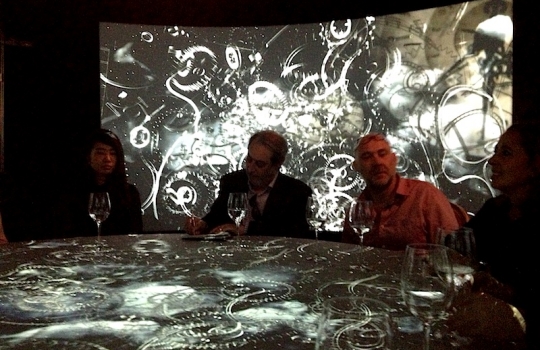 Galleria fotografica






Le prove generali








Prove del primo atto: al centro, il Bonsai di pica-pica


















Comincia la nostra esperienza: occhio all'indirizzo del centro Arts Santa Monica








Fuori staziona il van di Girona con tutto il nécessaire commestibile








Dentro, la targa coi ringraziamenti a tutti coloro che hanno lavorato al progetto








Per arrivare al set dell'opera si attraversa una mostra che proietta in oblò teaser coi motivi anticipatori di quel che troveremo dentro








Un altro teaser








Il set prima delle trasmissioni













Si parte








Una spirale ci introduce al viaggio








Al centro del tavolo, nascosto tra bonsai (un classico rochiano), pica-pica di bon bon rappresentativi di vari paesi: cevice peruviano, guacamole messicano, cous-cous marocchino...





