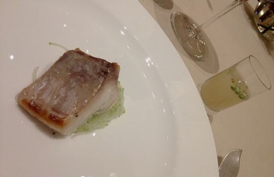 Galleria fotografica






L'ingresso di Palazzo Parigi








Carlo Cracco e il sommelier milanese Matteo Ghiringhelli. In serata berremo bollicine Giulio Ferrari, Malvasia Istriana di Vie di Romans e una mirabile Barbera 2001 di Vigneti Massa. 720 le referenze in carta inserite da Ghiringhelli: 60% italiane, 30% Francia, 10% resto del mondo








Carlo Cracco (in fasci di beatitudine per colpa del pessimo fotografo) con un ragazzo della brigata di Palazzo Parigi. L'executive è Diego Giglio, una lunga militanza in via Victor Hugo al fianco di CC e del corregionale piemontese Matteo Baronetto: "Da Matteo ci divide solo la fede calcistica", scherza Giglio, nato a Carmagnola, "juventino io, granata lui"








Quattro dei tavoli in sala, tutti in posizione angolare, sfoggiano questi divani perfetti per cene chick to chick








Alle pareti specchiere, stucchi e arazzi di pregio. Si nota un camino








Sfavillanti lampadari in vetro di Murano








Cozze e salsiccia, pronti via e subito due simboli cracchiani nel medesimo piatto. Il fondo è ghiacciato, incommestibile








Uovo di quaglia all'alpestre, uovo crudo e crunchiness balsamica








Sfilacci di burrata, pomodoro confit, salsa di crostacei e semi di passion fruit. Molto gustoso








Gamberi di Santa Margherita (carnosissimi) profumati alla melissa, fagiolini e lamponi








Risotto pomodoro, capperi, olive e maggiorana. Il pomodoro non balza alla vista ma al palato, con una prevaricante acidità 








Ravioli(ni) di patè di carne e colatura di alici. Terra e mare che ultramaturano. Un piatto prepotente, a sorpresa servito freddo





