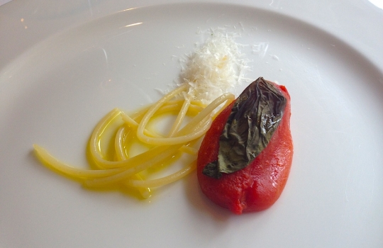 Galleria fotografica






Acqua, olio, limone e liquirizia ormai un classico taglientiano. Apertura fresca e aromatica (la ricetta è qui)








Bianco e nero di seppia, il piatto più ruffiano del nostro percorso: sotto le sfoglie di seppia che disegnano un tao, la panna cotta ai ricci di mare invita a ripulire il piatto in ogni briciola. La simmetria del piatto è interrotta da uno spaghetto stracotto, "simbolo di italianità"








Ostrica, diaframma e granita alle rose, altra entrée fresca ma anche selvatica e ferrosa








Passatina di gamberi, ceci e nocciole, Fulvio Pierangelini ribaltato








Anguilla al ribes con zabaione all’amarena








Croccante








Prescinseua, un piatto che fai prima a mangiarlo che a pronunciarlo. E' la cagliata ligure, emulsionata per esser resa ancora più cremosa. Con basilico, oliva taggiasca e polvere di noci. Un inno all'acido





