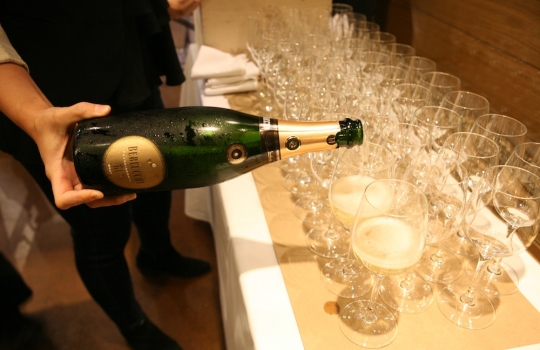 Galleria fotografica






Giuseppe Rambaldi del Combal.Zero, in sostituzione dello chef Davide Scabin, Mario Batali, Babbo e tanto altro a New York e Cesare Battisti, Ratanà a Milano








Ravioli gamberi e basilico con burro e zucca di Mario Batali








Penne con crema di peperoni di Cesare Battisti








Riccardo Felicetti e Pavia Rosati








Mario Batali e Alex Pilas, responsabile delle cucine di Eataly New York








Moreno Cedroni, ristorante Madonnina del Pescatore di Senigallia (Ancona) e Dave Pasternack, Esca a New York City








Baccalà e lepre in salsa di lamponi di Moreno Cedroni








Crudo con mele e rape di Dave Pasternack








Alessandra Rotondi, Moreno Cedroni e il suo sous chef Luca Abbadir





