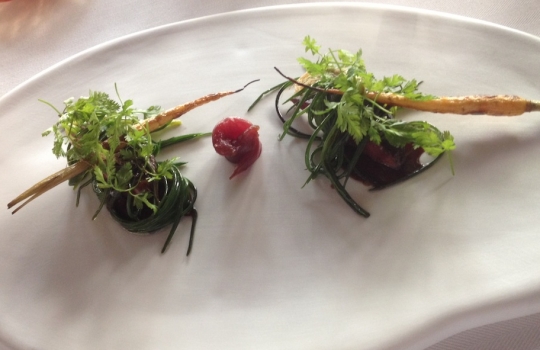 Galleria fotograficaCiocofoie
Un guscio di cioccolato 70% racchiude il ripieno di foie gras mi-cuit con qualche goccia di aceto balsamico tradizionale. Giusto per scaldare il motore
Alghe del nostro orto
Piatto border line, che gioca con una delle tecniche preferite dallo chef, quella della liofilizzazione e reidratazione, ne ha parlato anche a Identit&agrave; d&rsquo;Acqua, all&rsquo;interno dell&rsquo;ultima Identit&agrave; Milano. L&rsquo;insalata romana dell&rsquo;orto Zappatori viene prima liofilizzata e poi reidratata con succo d&rsquo;arancia, che le conferisce i muscoli agrumati necessari per reggere l&rsquo;impatto con una polvere di ostrica, gambero rosso e scampo.   Mica per tutti
Nuvola di barbabietola e toma Blu Cozie
Sbagliata sarebbe l&rsquo;impressione di un Milone-solo-uppercut. Dimostra invece un&rsquo;eleganza che pare essergli naturale (e pervade tutto il menu degustazione) con quest&rsquo;eterea meringa, lieve e friabilissima, texture davvero sorprendente che si sfalda appena al contatto della saliva rivelando le proprie dolci note vegetali. Deve per&ograve; fare i conti non solo con lo shiso, piacevole complemento, ma con un potente, delizioso blu che la prevarica. Il nostro pensiero &egrave; stato: si potrebbe cercare un abbinamento pi&ugrave; soave&hellip;
Aperitivo anni 80
Noccioline e crodino. Per&ograve; il secondo &egrave; passato per gli anni Duemila e ha conosciuto il pacojet, insomma gli Ottanta della Milano da bere sono da gustare ora al/col cucchiaio. Domina l&rsquo;amaro, sia metaforicamente (nel ricordo del bel tempo andato) che al palato
Pomodoro in conserva
Ancora liofilizzazione-reidratazione, con questo sherry che riceve un&rsquo;iniezione aromatica e poi viene bagnato al tavolo con un brodo vegetale. La puntura al pomodoro l&rsquo;abbiamo gi&agrave; vista (da Josean Alija ad esempio, indimenticabile, o da Eneko Atxa), qui il plus &egrave; la scelta del &ldquo;ripieno&rdquo;: lampone. Insomma: forti note dolci e acide, cui il brodo fa da contrappunto
Gambero rosso e te nero
Suadenze pi&ugrave; classiche per questi gamberi rossi battuti con erbe (basilico, timo limone, cedrina&hellip;), che diventano bonbon nappati con un gel di t&egrave; nero affumicatoCozze al nero
Piatto bellissimo e pure buonissimo, in realt&agrave; con richiami molto tradizionali (le classiche cozze irrorate con succo di limone). Qui sono farcite con un&rsquo;acqua ottenuta dalle stesse cozze e dalle nobili ostriche, poi gelatinata. La parte gradevolmente agrumata sporca il piatto, nell&rsquo;incontro tra salsa al lime e nero di seppiaVicciola cruda brasata al vino rosso
Godimento puro, il merito del quale va condiviso da Milone con la macelleria Pino di Torino, dove hanno &ldquo;inventato&rdquo; la vicciola, ossia una fassona cresciuta a nocciole (la sua alimentazione &egrave; composta da mais, crusca, fieno e nocciole, appunto). Unico allevamento, l&rsquo;azienda agricola di Giovanni Rossetti ed esclusivamente per la suddetta macelleria di via Cibrario, rese molto inferiori come quantit&agrave; ma tutto a vantaggio di una qualit&agrave; stupefacente. La carne ha un gusto dolce e delicato, prende consistenza morbida dovuta alla sua fibra oleosa. Milone la impiega come fosse una cruda all&rsquo;Albese, abbinandole un&rsquo;altra preparazione cult del suo Piemonte, il brasato, in realt&agrave; il fondo liofilizzato e poi polverizzato. Completa il superlativo piatto uno scalogno cotto nel microonde e poi bruciato in padellaLumache sambuco e birra
Altro piatto stellare, sorta di evoluzione della ricetta (Le lumache e la birra) con la quale Milone ha vinto il Premio Birra Moretti Grand Cru 2012. Le lumache, bottino di caccia di una notte nei boschi del Pinerolese, sono fritte dopo essere passate nella fecola di patata. Prima ancora erano state cotte in un brodo composto da succo di porro e birra, al 50% ciascuno, che viene poi ridotto con la farina di tapioca per farne una salsa di accompagnamento. Nel piatto si trova anche una schiuma ottenuta con aceto di vino rosso aromatizzato al sambuco e, specularmente, i fiori di sambuco messi sotto aceto, che puliscono e conferiscono acidit&agrave;. Armonia gustativa complessa, completa
