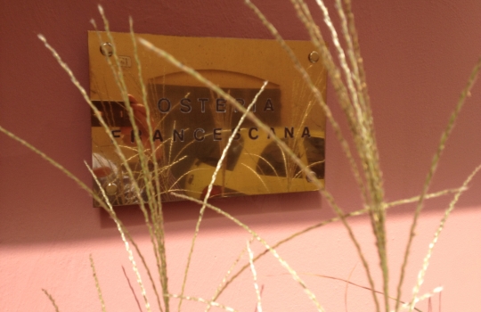 Galleria fotografica






Il nuovo ingresso dell'Osteria Francescana, via Stella 22













La cantina (con una parte) dei vini della Francescana: Bottura affetta per gli ospiti








Davide Di Fabio tra gli spazi della nuova cucina


















Franco Aliberti, tornato dal salato al dolce








Massimo Bottura e Takahiko Kondo "sparecchiano" fuori dalla cucina, ingresso nell'adiacente via delle Rose








21








Anguille pronte a partire dalla cucina








Sala e mise-en-place


















Il mondo di Mario Schifani, appena oltre l'ingresso








Il soffitto a cassettoni della sala








Tra una sala e l'altra, svettano i piccioni di Maurizio Cattelan








Appetizer volante con erbazzone








I tortellini temporaneamente ribattezzatti Arca di Noè: ogni ripieno è diverso (tra gli altri, c'è anche la rana) e il brodo è ottenuto da ben 7 specie diverse, tra cui il piccione. Al gusto, una formidabile espressione di umami








Pensa Rosa (Think Pink per gli ospiti inglesi), un dessert/gioco tra ciliege, amarene e rape rosse








Crostatina in caduta finale








Provato e felice





