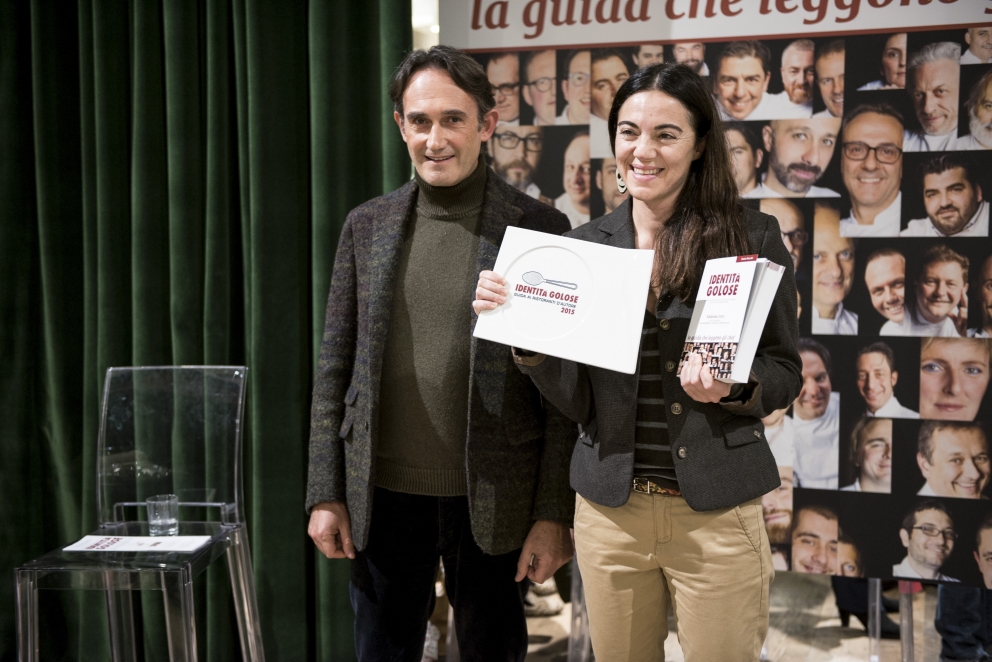 Galleria fotograficaEataly Smeraldo di Milano gremito per la presentazione della guida Identit&agrave; Golose 2015.Sul palco che spesso ospita concerti è di scena questa volta Paolo Marchi, fondatore e curatore della guida. Con lui anche Claudio Ceroni di Magenta Bureau, il braccio operativo di IG.Un'altra immagine, dall'alto......e via all'evento. Claudio Ceroni, al centro, invita sul palco il "padrone di casa" Oscar Farinetti. Coi due anche la presentatrice della serata, Tarsia Trevisan.Poi è la volta di Paolo Marchi, qui con Stefano Peccatori, direttore generale libri di Mondadori Electa, che edita la guida per il secondo anno consecutivo.Partono le premiazioni. Il primo a salire sul palco &egrave; Fabrizio Ferrari, chef de Al Porticciolo 84 di Lecco, a lui va il "Birra in cucina", premio Birra Moretti. Glielo consegna Alfredo Pratolongo, Direzione comunicazione e affari istituzionali di Heineken Italia.Sono tre i premiati, invece, da Ruinart (per mano del senior brand manager, Riccardo Caliceti, sulla destra) per la Migliore carta dei vini e dei distillati: Walter Meccia, Edoardo Boncinelli e Gabriele Fedeli, de Il Palagio, ristorante del Four Seasons di Firenze.&nbsp;Grandi applausi per il Migliore sommelier. Che &egrave; una donna, la giovane Elisa Bellavia del Cinzia - Da Christian e Manuel&nbsp;di Vercelli. A premiarla &egrave; Carlo Bianchi, Area manager NordOvest di Cavit.Il premio Ebnt va al Miglior ma&icirc;tre, in questo caso Maniel Miliccia, sorridente sulla destra: lavora al Piazza Duomo di Alba (Cn). A consegnargli il riconoscimento &egrave; Alfredo Zini, presidente dell'Ente bilaterale nazionale turismo.