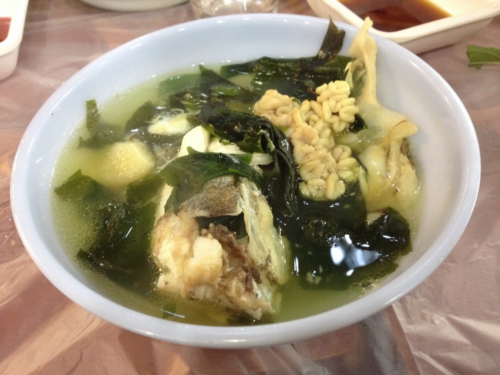 Galleria fotografica






Panoramica dal 32mo piano del Lotte Hotel di Seul. La capitale della Corea del Sud (che i locali pronunciano "sol"), con 10 milioni di abitanti (25 considerando tutta la proncia di Gyeonggi) è tra le città più popolose al mondo








Sfigurata nel Novecento dai Giapponesi (prima parte del secolo) e dalla guerra di Corea (1950-1953), oggi Seul ha un aspetto moderno, piuttosto occidentale








Con decine di milioni di turisti all'anno, Seul è tra le 10 città più visitate al mondo. Nella foto, una delle attrazioni più viste in città: il Dongdaemun Design Plaza, progettato da Zaha Adid e Samoo e completato nel marzo del 2014
 








A passeggio per il quartiere di Myeongdong, molto frequentato anche per l’alta concentrazione di ristoranti








Il viaggio era cominciato bene: tra le opzioni commestibili sui voli di Korean Air c’è proprio una squisita Bibimpap, con tanto di foglietto illustrativo








Bancarelle all’ingresso del mercato Namdaemun, tra i più popolari di Seul. Chiunque può andare e comprare; non occorrono licenze








Namdaemun, trippa a mollo








L’affitto di una bancarella al Namdaemun costa circa 2.000 dollari americani al mese, ma consente un ricavo medio mensile di almeno il doppio








Cozze giganti, molto popolari sulle tavole coreane








I mercati sono sterminati, molto puliti e per nulla caotici








All’interno del mercato, c’è anche un ristorante molto spartano e molto buono. Serve di tutto: hoe (pesce crudo), kimchi (verdure fermentate), guk tang (zuppe), bibimpap…








Baek kimchi: cavolo stufato con rape bianche, pere, prezzemolo coreano. Talvolta è servito anche con le castagne








Scodella di Bibimbap








Uova di quaglia bollite, aglio e edamame








A chiusura del pasto, ecco una bella zuppa fumante (erano le 8 del mattino)





