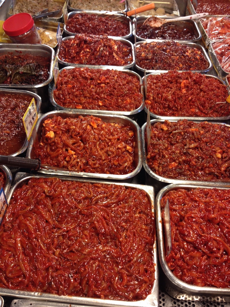 Galleria fotografica






Panoramica dal 32mo piano del Lotte Hotel di Seul. La capitale della Corea del Sud (che i locali pronunciano "sol"), con 10 milioni di abitanti (25 considerando tutta la proncia di Gyeonggi) è tra le città più popolose al mondo








Sfigurata nel Novecento dai Giapponesi (prima parte del secolo) e dalla guerra di Corea (1950-1953), oggi Seul ha un aspetto moderno, piuttosto occidentale








Con decine di milioni di turisti all'anno, Seul è tra le 10 città più visitate al mondo. Nella foto, una delle attrazioni più viste in città: il Dongdaemun Design Plaza, progettato da Zaha Adid e Samoo e completato nel marzo del 2014
 








A passeggio per il quartiere di Myeongdong, molto frequentato anche per l’alta concentrazione di ristoranti








Il viaggio era cominciato bene: tra le opzioni commestibili sui voli di Korean Air c’è proprio una squisita Bibimpap, con tanto di foglietto illustrativo








Bancarelle all’ingresso del mercato Namdaemun, tra i più popolari di Seul. Chiunque può andare e comprare; non occorrono licenze








Namdaemun, trippa a mollo








L’affitto di una bancarella al Namdaemun costa circa 2.000 dollari americani al mese, ma consente un ricavo medio mensile di almeno il doppio








Cozze giganti, molto popolari sulle tavole coreane








I mercati sono sterminati, molto puliti e per nulla caotici








All’interno del mercato, c’è anche un ristorante molto spartano e molto buono. Serve di tutto: hoe (pesce crudo), kimchi (verdure fermentate), guk tang (zuppe), bibimpap…








Baek kimchi: cavolo stufato con rape bianche, pere, prezzemolo coreano. Talvolta è servito anche con le castagne








Scodella di Bibimbap








Uova di quaglia bollite, aglio e edamame








A chiusura del pasto, ecco una bella zuppa fumante (erano le 8 del mattino)








Zuppa di alghe e merluzzo








Mingles, sulla Cheongdam-dong nel quartiere di Gangnam-gu, è l’indirizzo più interessante di cucina coreana contemporanea. L’ha aperto poco più di un anno fa Mingoo Kang, tornato a casa dopo esperienze da Martin Berasategui e da Nobu Bahamas








Mingoo Kang propone un solo menu degustazione da 88.000 won (circa 70 euro). Ognuno dei piatti contiene sempre un elemento fermentato








Mingles esprime un approccio creativo fondato però sulle salse fermentate, pilastro della cucina coreana tradizionale: cho (aceto), gan-jang (salsa di soia), gochu-jang (pasta molto piccante di peperoni rossi, fagioli di soia bolliti e sale), doen-jang (pasta di fagioli di soia), erbe e spezie








Composizione iniziale di amuse bouche. Da sinistra a destra: Polpo, foglia di senape e pasta di aioli fermentata; Gelatina di bacche omija, zuppetta di asparagi bianchi, mirtilli e spuma di aceto nero e Pera arrotolata nella sogliola (salsa di gochu jang marinata nello yuzu), uva e peperoncino








Sandwich di fegato di rana pescatrice in sfoglia di miele su chip di funghi








Insalata di noodle di riso con senape coreana, spuma di tofu, alghe marinate, abalone e aragosta








Torchon di foie gras marinato nel doen jang (pasta di fagioli di soia), vino di prugne dorate corane e kimchi bianco








Branzino al vapore con calamari mignon brasati in cima e alga combu, brodo di alghe, granchio e kimchi bianco








Cracker di alghe e tapioca con polvere di tartufo, uova di salmone, melanzana e purea di mango








Noodle di umami (capelli d’angelo, pasta di alghe e inchiostro di seppia), brodo di pollo e pesce, spuma di lemongrass, ricci di mare, ostriche fritte e gambero








Per dessert, Crème brulee di jang tro, pican di gan-jang, gochu-jang, gelato alla vaniglia e spuma di whisky








La squadra del ristorante Mingles fa festa a fine cena coi colleghi dell’Osteria Francescana. Al centro, Massimo Bottura, presenza illustre del Seoul Gourmet Festival (leggi qui)








Al centro, Vivian Han, patron del ristorante Congdu, uno dei più quotati in città, il posto ideale esperire la doppia anima della cucina coreana, tra la tradizione e una avanguardia moderata. Con lei si riconoscono lo chef Hwan Eui Lee e Chris Kwon, regista di sala (foto David Rosengarten)








The bella veranda del ristorante Congdu, indirizzo 116-1 Deoksu Palace








Spalla di maiale Jeju cotta in bassa temperatura per 48 ore con gimchi invecchiato








Carpaccio di manzo con 3 tipi di salsa di soia stagionata, caviale e insalata di fiori








Il cocktail più noto del Congdu: makgeolli di fagioli neri e ginseng rosso invecchiato 6 anni








AND dining, il ristorante di Jinmo Jang, si trova sulla Hannam-dong, quartiere di Yongsan-gu, quartiere vivace ad alto tasso hispter nella periferia meridionale della città. Si accede al ristorante di fine dining da una porticina, dopo aver passato una caffetteria da colazione








E’ un bancone di soli 8 coperti in tutto, con 3 persone in cucina. Solo menu degustazione da 130.000 won (105 euro circa)








Jinmo Jang, 30 anni, e il suo sous chef ByeongCheol Mun, 21 anni. La cucina di AND parte da una base coreana ma poi spazia in tutto il mondo, con richiami alla Nordic Cuisine e ampie parentesi anche al tecno-emozionale di stampo spagnolo (sifoni, maltodestrine, eccetera)








Amuse bouche: Minisandwich di mela e formaggio di capra, croquette alla carota e arancio, latte di tigre e tuorlo d’uovo al tartufo. Sotto, tartufo al cioccolato e gochujang








Tartare di capasanta con latte di ricci di mare e neve








Sea ("mare"): sabbia edibile di aringhe affumicate, alghe, olio di fagioli fermentati con maltodestrina di tapioca. Il tutto è servito con gamberi al vapore, lumache di mare, vongole, ostriche feremntate e tunicata








Abalone e uova di triglia disidratate








Anatra su salsa di bietole








Peperoncini all’ingresso del Noryangin, l'altro monumentale mercato della città (con wi-fi pubblico)













Tunicata (sea squirt in inglese), mollusco molto popolare in Corea: tolto l’involucro gommoso, si preleva il contenuto e si frigge








Enorme la varietà di granchi coreani, buonissimi se fermentati nella salsa di soia (Gankang-gejang)








Prawns in fila








Granchi reali








Echiurodei (spoon worms in inglese), altro mollusco diffuso








Gianchetti essiccati. Nessun posto al mondo vanta una varietà così sterminata di pesce essiccato





