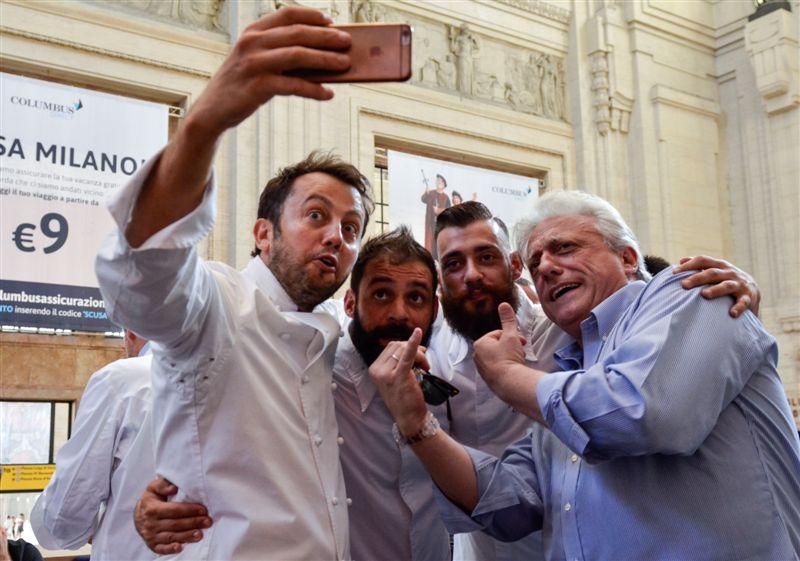 Galleria fotograficaLa presentazione di "100 chef x 10 anni": il microfono a Claudio Ceroni, patron MAGENTAbureauPaolo Marchi con Massimo BotturaGli chef affacciati alla balconata della Stazione Centrale di MilanoIl saluto degli chefSpazio agli autori e ai curatori di "100 chef x 10 anni": Giulia Corradetti, Annalisa Cavaleri, Carlo Passera. Con loro, Claudio Ceroni e Paolo MarchiLuciano Monosilio, Luca De Santi, Anthony Genovese, Cesare Battisti, Francesco ApredaClaudio Ceroni intervistatoPaolo Marchi, Massimo Bottura e Stefano Peccatori, direttore generale di Mondadori Electa