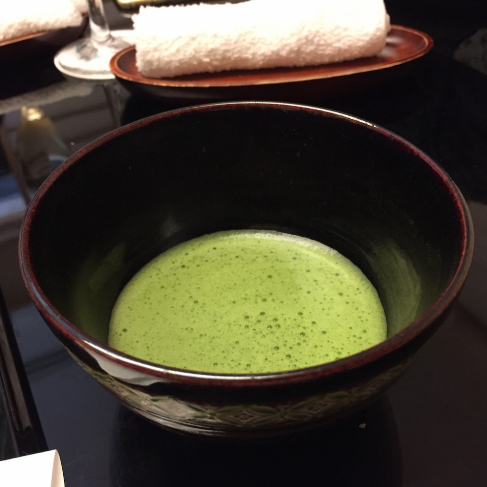 Galleria fotograficaKobe, un milione e mezzo di abitanti, &egrave; la capitale tranquilla della prefettura giapponese di Hyogo, a sua volta inserita nella macro-regione di Kansai, raggiungibile dall&rsquo;aeroporto internazionale di Osaka. Kobe dista da Osaka un&rsquo;oretta di macchina e 23 minuti di Shinkansen, i treni ad alta velocit&agrave; del Giappone. La tratta Kobe-Tokyo, circa 550 chilometri, si percorre in appena 2 ore e mezza
La prefettura di Hyogo - divisa nelle 4 province di Settsu (Kobe), Harima, Tamba e Tajima - unisce due coste: il mare del Giappone e il mare di Seto nel Pacifico a sud. Il suo simbolo &egrave; il castello di Himeji, patrimonio mondiale dell&rsquo;umanit&agrave; Unesco, eretto nel 1601. Tra poche settimane, tutt&rsquo;attorno, cominceranno a fiorire i ciliegi, uno spettacolo molto atteso&nbsp;(foto&nbsp;dronestagr.am)
La fama di Kobe accrebbe nel 1868 quando venne aperto il porto, che oggi dialoga con 500 altri porti di 130 paesi nel mondo. &Egrave; una tappa popolare per le navi da crociera. Kobe &egrave; un centro importante per le industrie pesanti e l&rsquo;acciaio: tra le altre, Kawasaki, Mitsubishi e Toshiba (foto seanews)

&nbsp;
Uno dei poli&nbsp;gastronomici pi&ugrave; vivaci di Kobe &egrave; sotterraneo, nel centro commerciale di Sogo. Decine di isole curatissime, con prodotti gastronomici di ogni genere. In primis, esercizi di patisserie e chocolaterie, una replica perfetta dei modelli francesi
Il pane &egrave; un simbolo importante per la gastronomia di Kobe, per i locali e per gli expat, circa 40mila residenti da tutto il mondo
I macaron, molto popolari nella Kobe bene
Passiamo alle meraviglie della gastronomia giapponese autentica: sempre sotto al centro commerciale Sogo, drappi di tessuto tinti con ideogrammi nascondono gli ingressi di piccole tavole a conduzione familiare, come questo teppanyiaki. Quattro tavoli in tutto, ognuno con piastra, per arroventarsi qualsiasi cosa. Nel nostro caso, soba meshi (noodle fritti con carne) e okonomiyaki, sorta di frittata. Vietato indossare maglioni pregiati
Nel centro di Kobe spunta anche una vivace Chinatown. Sono forti i legami commerciali tra la citt&agrave; giapponese e l&rsquo;isola cinese (con ambizioni irredentiste) di Taiwan
Le relazioni tra Kobe e Taiwan si sono rafforzate anche per un tragico destino comune: le calamit&agrave; naturali. Il terremoto di Kobe del 17 gennaio 1995 provoc&ograve; 6.400 vittime e 40mila feriti, danneggiando oltre 240mila palazzi. Nella foto, la prima sede del ristorante di cucina tradizionale Matsunoya dopo il sisma
Il ristorante Matsunoya &egrave; rinato in una nuova sede. Gli abbiamo dedicato un post
