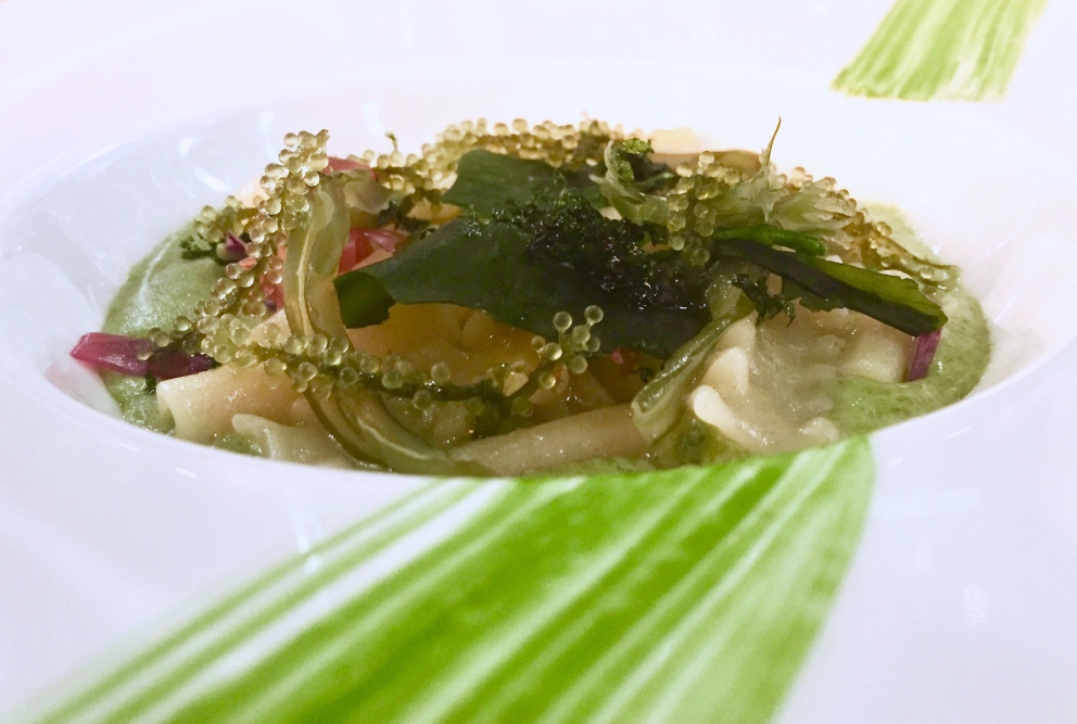 Galleria fotografica






Sulla destra, Spugna di pistacchio salato di Niko Romito (foto Tanio Liotta). Romito sarà relatore a Identità Milano









Pane, burro e alici di Yoji Tokuyoshi (foto Tanio Liotta)









Gli appetizer a base di pollo di Andrea Ribaldone, che sarà relatore a Identità Milano









Canocchie, acqua di pomodoro e verbena essiccata di Gianluca Gorini (foto Tanio Liotta). Gorini sarà relatore a Identità Milano









Yin Yang di gamberi rossi, quinoa allo zenzero e avocado con leche de tigre al mango di Italo Bassi (foto Aromicreativi)









Gambero, olio di semi di fragola e Campari di Riccardo Camanini (foto Brambilla-Serrani). Camanini sarà relatore a Identità Milano









Orto di lumache di Norbert Niederkofler (foto Tanio Liotta). Niederkofler sarà relatore a Identità Milano









Tartare di Fassona all'acqua cotta di porcini di Carlo Porcu (foto Tanio Liotta)









Subioti di farro, ribes, origano cretico, succo di fagiolini e trota salmonata grattugiata di Oliver Piras (foto Tanio Liotta). Piras sarà relatore a Identità Milano






