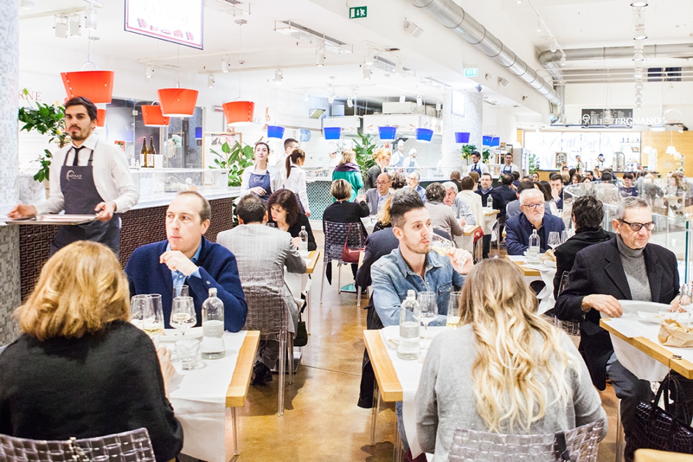 Galleria fotografica






L'ingresso di Eataly Smeraldo a Milano, vestito a festa per il decennale. Il primo Eataly aprì al Lingotto di Torino il 27 gennaio 2007. Milano inaugurò nel marzo 2014









121 i coperti della cena celebrativa milanese, distribuiti al secondo piano









Antonia Klugmann si prepara









Foto di gruppo prima della cena. Si incaricano dell'introduzione della serata, dei cuochi e dei piatti Stefano Murialdo, direttore di Eataly Milano (al centro) e Gabriele Zanatta di Identità Golose (a sinistra)









Bartolini, Tokuyoshi, Berton, Ruggieri e Tassa









Ruggieri, Tassa, Klugmann e Varese














Enrico Bartolini









Klugmann e Tassa











