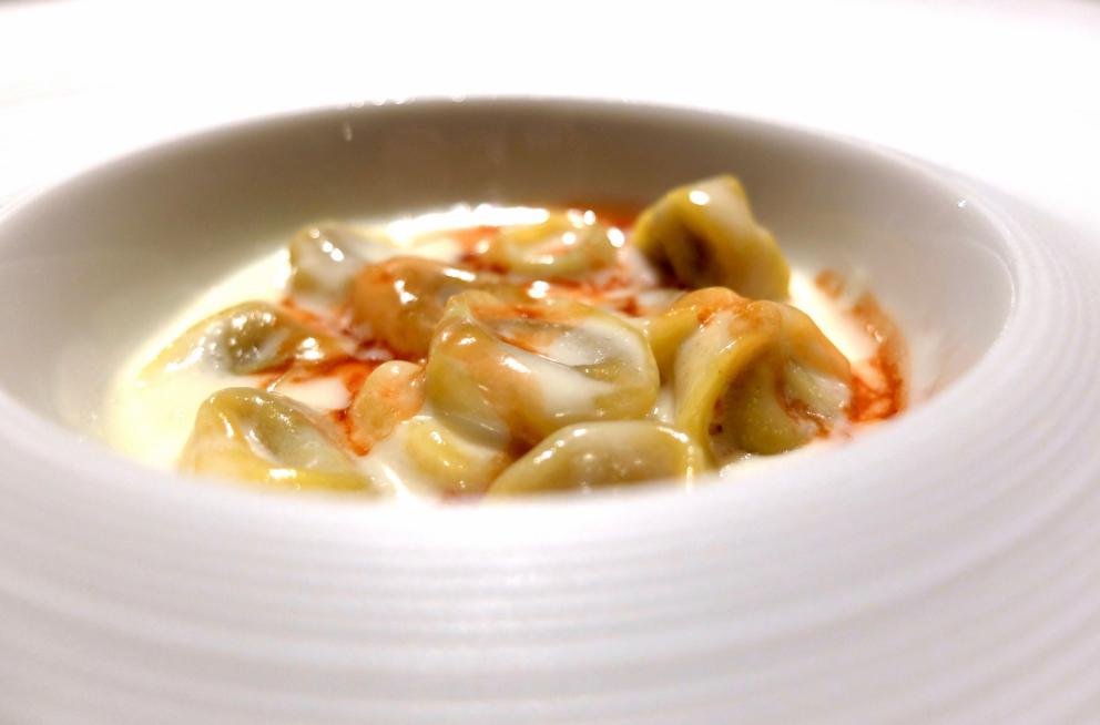 Galleria fotografica






La nostra cena all'Undicesimo Vineria negli scatti di Tanio Liotta. Si parte con il territorio mandato in orbita: Radicchio rosso di Treviso, acidulato di umeboshi, rose e litches









Cialda di fagiolo Mug, rapa rossa e karkadè









Dashi croccante, sedano rapa e alga nori









Cannolo di topinambur ed erba di San Pietro canforata









Tacos di mandorla, carota, lime e coriandolo









Canocchia, wasabi, girasole, kiwi fermentato, crescione e silene









Oxalide, lardo, fragola fermentata, stellina odorosa e karkadè bianco: forti note acide che il lardo rende più morbide









Volpina, nervetti, katsuobushi, sedano di Scozia e sedano di monte: un piatto di altissimo livello









Raviolo di frattaglie di rombo, uova di baccalà affumicato, cervello di vitello: delizioso, il cervello che regala una nota fondente, suadente, dolce






