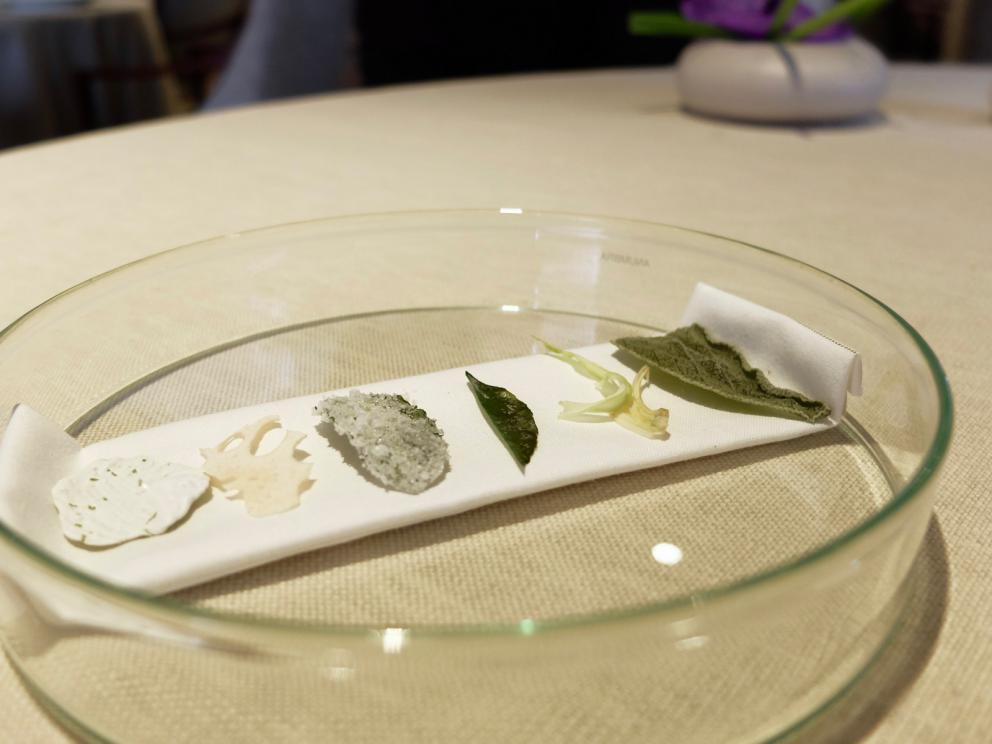 Galleria fotograficaUn pranzo spettacolare grazie a Michela ed Emanuele Scarello. Lo raccontano gli scatti di Tanio Liotta. S'inizia con gli appetizer: Sfera di zucchine trifolate e gel di menta, Cono di insalata russa e farina di ceci, Cialda di fagioli, lenticchie e amaranto e patate di Godia, Spugna di erbe verdi e cipolla fondente, Meringa al formaggio soffiato, Croccante di pistacchi, Grana Padano e caff&eacute;. E ancora: prosciutto crudo San Daniele Dall'Ava, grissini di polenta, ricotta fresca con erba cipollina
Gocce di cipolla con siero di latte, aglio orsino e caviale: piatto insieme delicato e di classe
Parfait di seppia con il suo nero e tuorlo candito al burro. La seppia &egrave; prima cotta a poi tostata, la consistenza perfetta
Solo d&rsquo;alghe,&nbsp;la mia insalata di mare: piatto indimenticabile, &laquo;non ci sono cozze, seppie n&eacute; rucola&raquo;, bens&igrave; sette tipi d'alga e quattro piante alofite, poi panna cotta salata al bergamotto, maionese d'agrumi, yogurt al pompelmo... Quindi acqua di mare, si degusta con un vermuth agricolo Santon aromatizzato al santonego, ossia l'artemisia di Grado. Eccelso, il piatto compie un anno di vita, &laquo;ne dedichiamo ogni anno uno al mare&raquo;
Erbe di campo&nbsp;con tartare di crostacei e brodo d&rsquo;asparagi
Tortelli di carciofo violetto&nbsp;con filetto d&rsquo;agnello, aglio dolce e crema soffice di topinambur
Traduzione della Tradizione:&nbsp;la pasta e fagioli di Scarello, con aglio gentile e aria di Grana Padano
Scarello&nbsp;rielabora&nbsp;cos&igrave;, in modo magistrale, un risotto all'ossobuco, con crema soffice allo zafferano e fondo di stinco
Bon bon&nbsp;di foie gras e polvere di lamponi. La pasta &egrave; fatta con latte e kuzu, un amido che deriva da una pianta d'origine asiatica
La via delle spezie:&nbsp;piccione con caff&egrave;, macis, curcuma, cardamomo e coriandolo. Grandissimo piatto, &laquo;Udine&nbsp;&egrave; sulla via dei cramars, ossia dei mercanti di spezie carnici che da Venezia portavano le loro mercanzie&nbsp;al Nord Europa&raquo;

