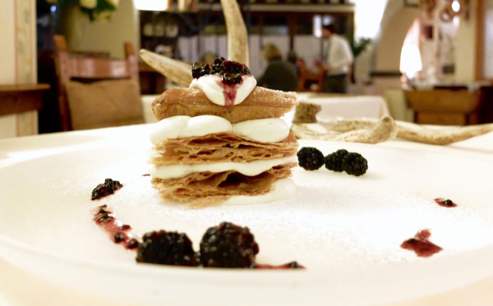 Galleria fotograficaLa nostra cena a La Subida negli scatti di Tanio Liotta. Ricotta salata su letto di polenta
Bruscandoli, pane condito, sclopit, uovo di quaglia
Dadolata di cervo e salmerino, insalata di topinambur, nuvola di polenta dorata: squisito
Girini: briciole di pasta, germogli, asparago selvatico, fiori di salvia selvatica e aglio orsino, sclopit e pomodoro. Delizia
Mlinci: pasta fresca, leggermente abbrustolita, condita con i prodotti dell'orto e dadolata d'oca
Crema di asparagi verdi con misticanza di erbe e germogli primaverili, uova di trota
Gnocchi di patate, cuore di fegato grasso d'oca, spugnole e aglio orsino
Filetto di cervo scottato alla brace, uova di trota, pistacchio
Coscia di capriolo in crosta di polenta, fiori di finocchietto selvatico, borragine e rusculins (i germogli del luppolo) fritti
Mousse ai fiori di sambuco e fragole marinate
