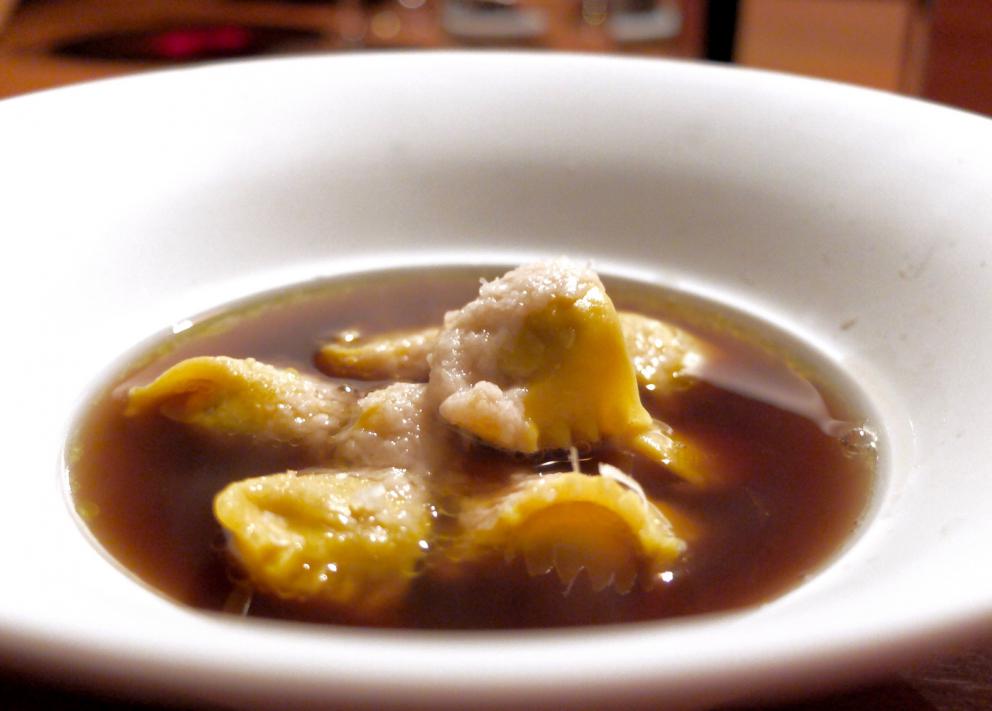 Galleria fotografica






Bellissima cena da Milone negli scatti di Tanio Liotta. Si inizia con un Tris di antipastini all'italiana, l'abbinamento è con una camomilla calda (!). Qui Cocktail in salsa Aurora… 30 anni dopo, ossia il cocktail di gamberi senza gamberi: tapioca, salsa rosa, uova di pesce volante e di trota, lattuga scondita. Gran livello









Sempre dal Tris, il secondo piatto: Insalata di pollo. Si tratta di misticanza all'olio di melissa con fondo di pollo e pelle di pollo croccante. Anche questo buonissimo









Ultimo piatto del Tris, riuscitissimo, sono le Uova ripiene: tuorlo d'uovo marinato a freddo, marshmellow al finocchietto, yogurt di erbette, finocchietto marino, perlage al tartufo









Erbe e fiori del nostro orto, ossia crudo di gamberi rossi, erbe, succo di melone e noci verdi in carpione. Delicatissimo, piacevolissimo









Grandissimo piatto: Triglia cotta in foglie di alloro. La triglia è perfetta, le foglie di alloro si mangiano, sono croccanti e si sposano perfettamente, poi succo di triglia, riduzione di alloro e maionese di mandarino









Calamaro cotto e crudo (la testa marinata nell'olio di cedro, i ciuffetti fritti), sabbia di pane, cedro, rucola al wasabi e maionese di plancton









Davvero deliziosa la Coda di rospo confit, spadellata con burro di cacao, poi friggitelli, pompelmo bruciato, maionese di alloro e caviale di peperoncino. Un piatto dalle note muscolose ma mai eccessive, ricco di aroma









Ci si riavvicina al Piemonte: Lingua di vitello in lenta cottura, salsa all’antipasto piemontese, cuore di pomodoro, peperoni & katsuobushi di tonno. L'abbinamento è con un Crodino al Porto









Riso mantecato al burro e parmigiano, datterini rossi e gialli, acqua di pomodoro, polvere d'oro. Estrema intensità






